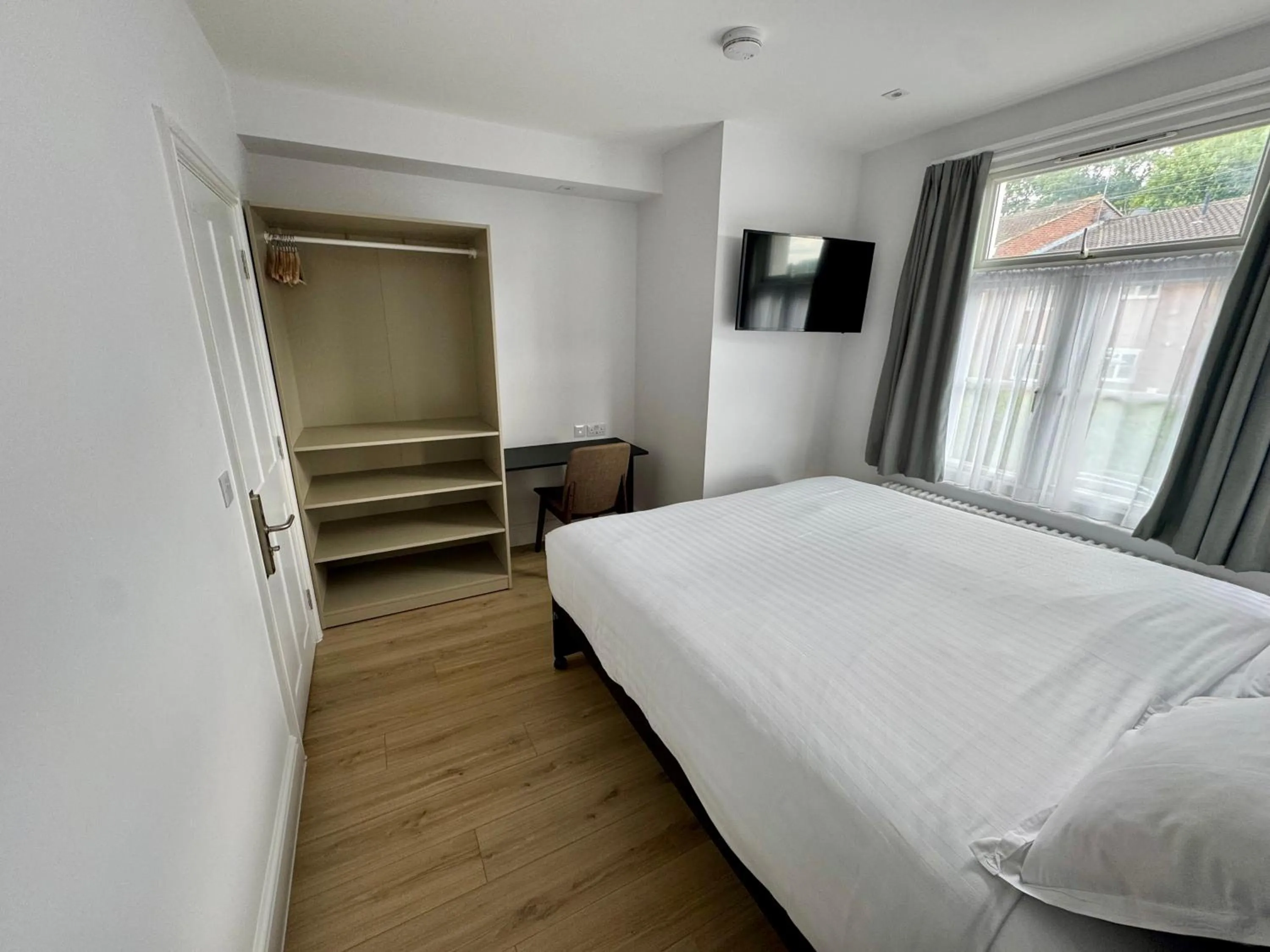 Bed in Brentwood Hotel & Apartments