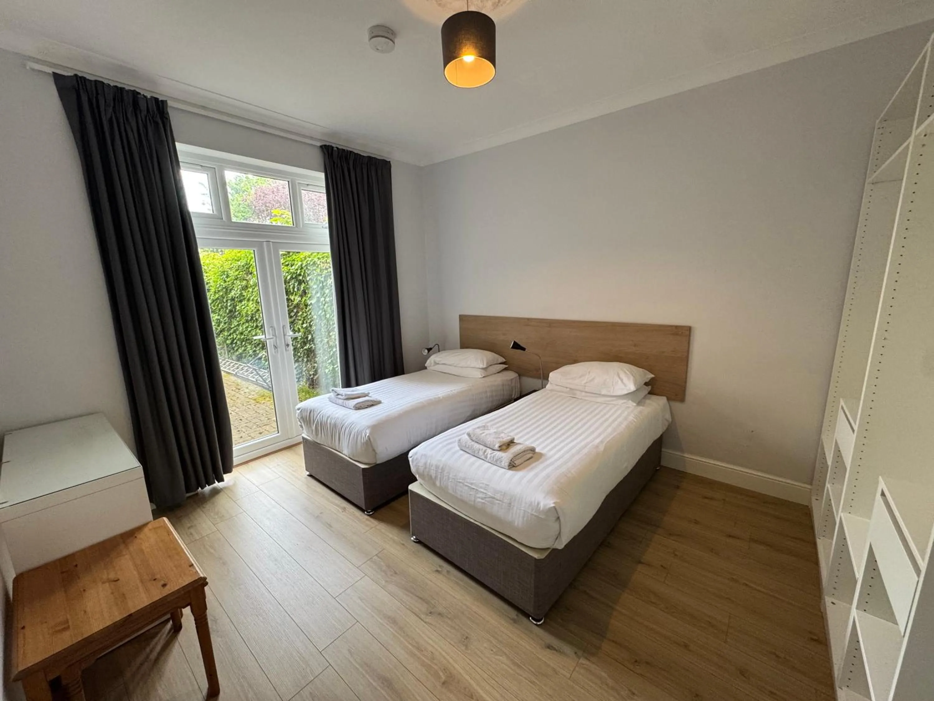 Bed in Brentwood Hotel & Apartments
