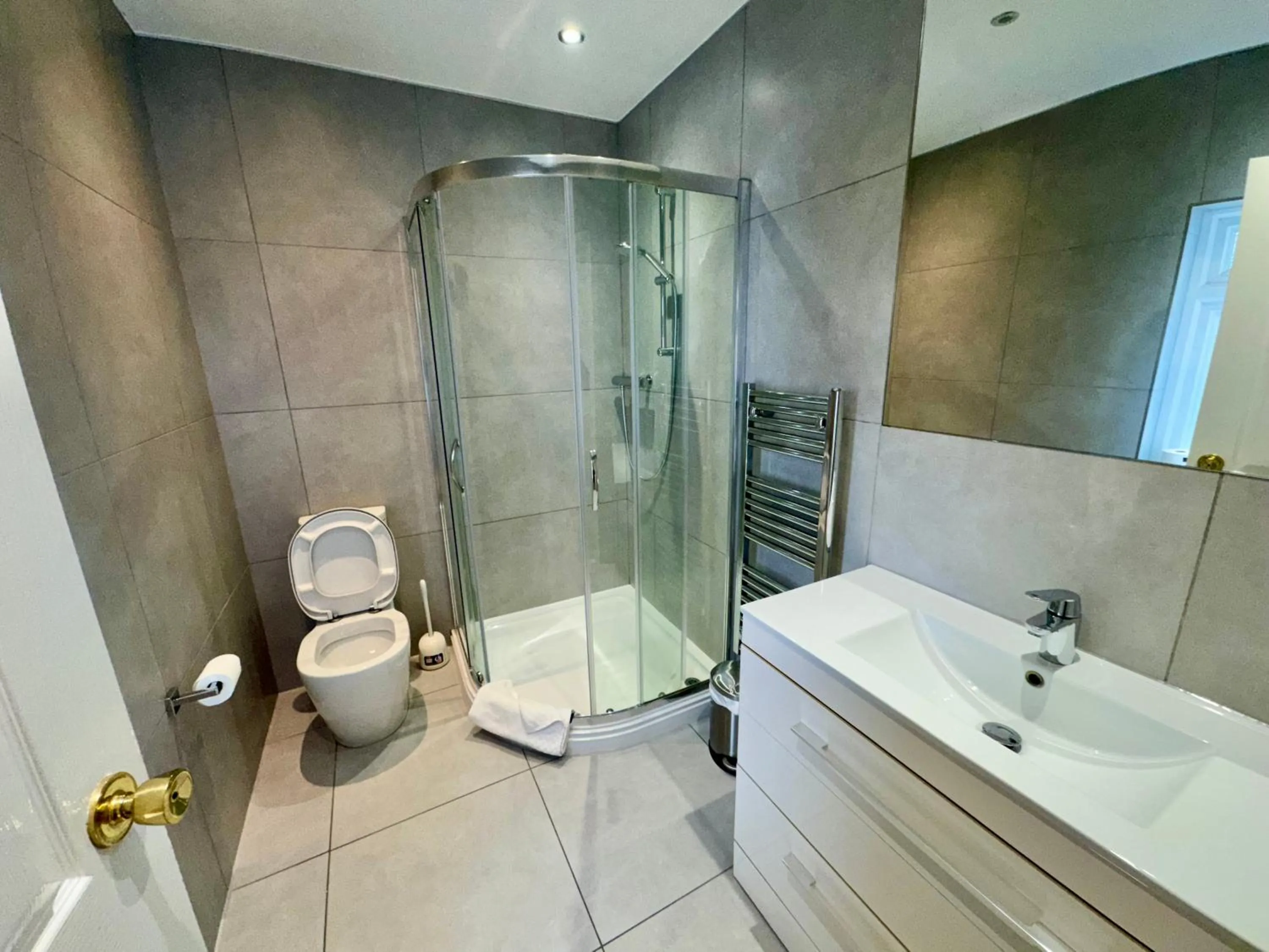 Brentwood Hotel & Apartments