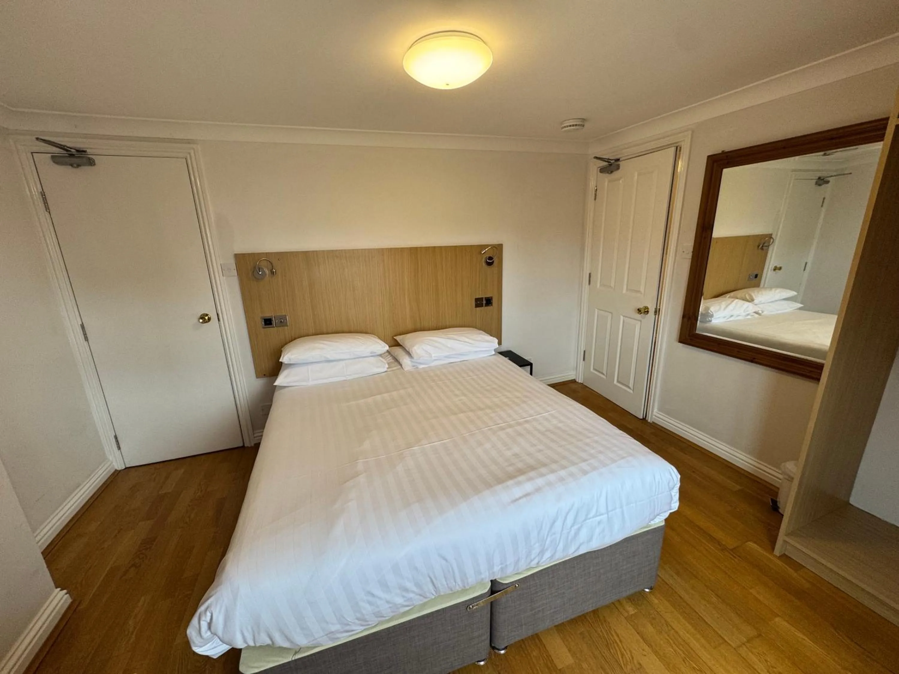 Bed in Brentwood Hotel & Apartments