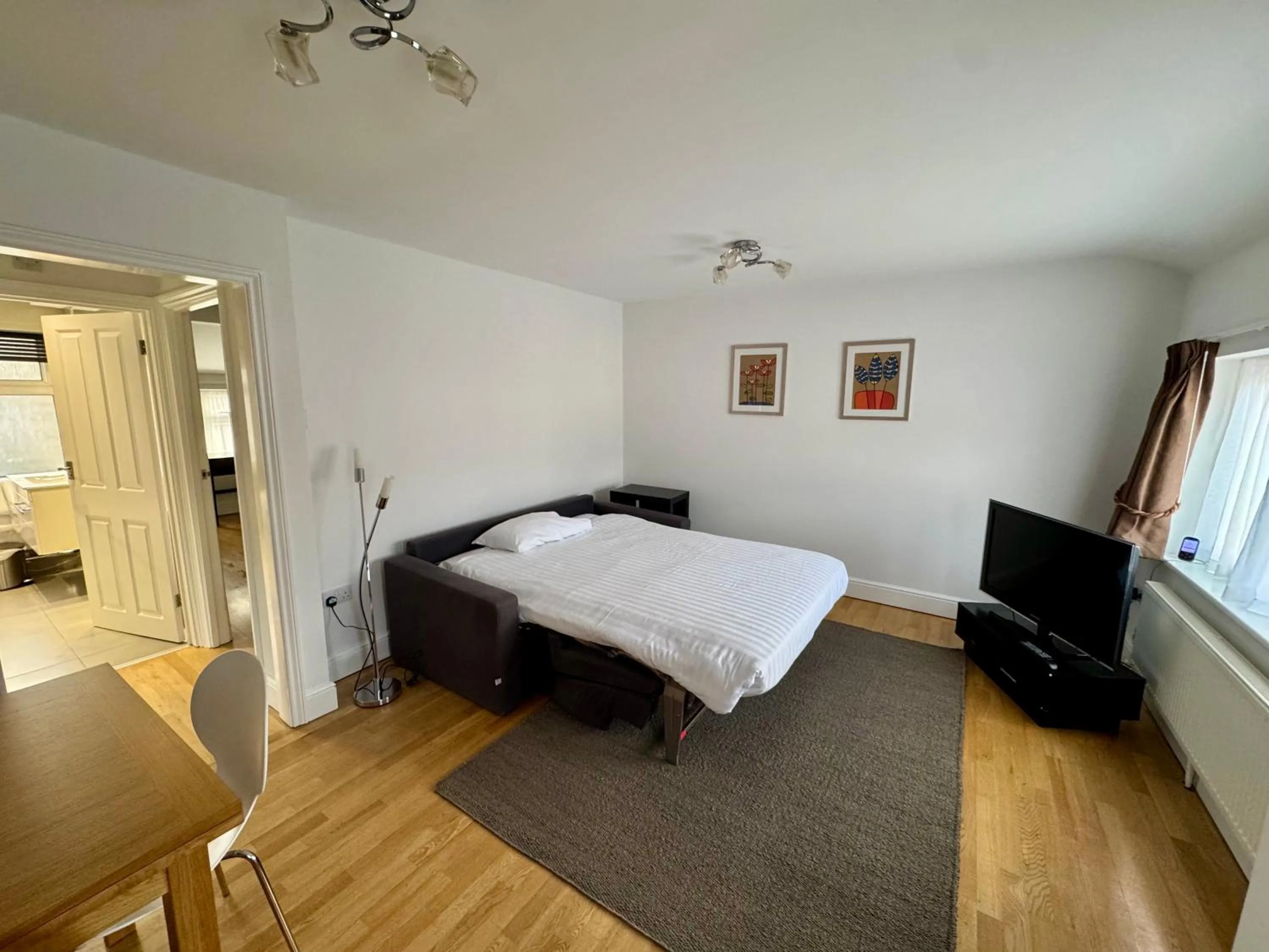 Bed in Brentwood Hotel & Apartments