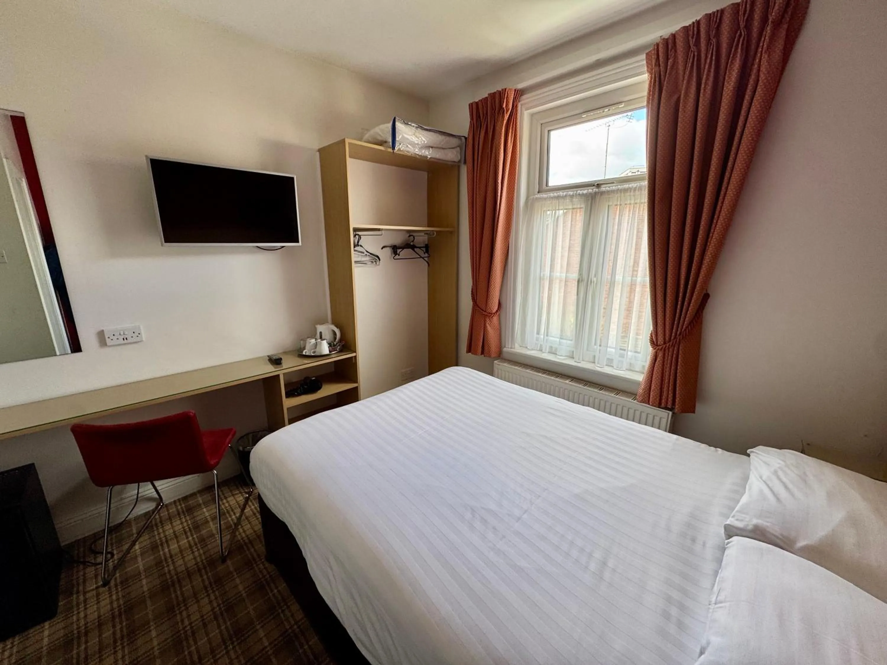 Bed in Brentwood Hotel & Apartments