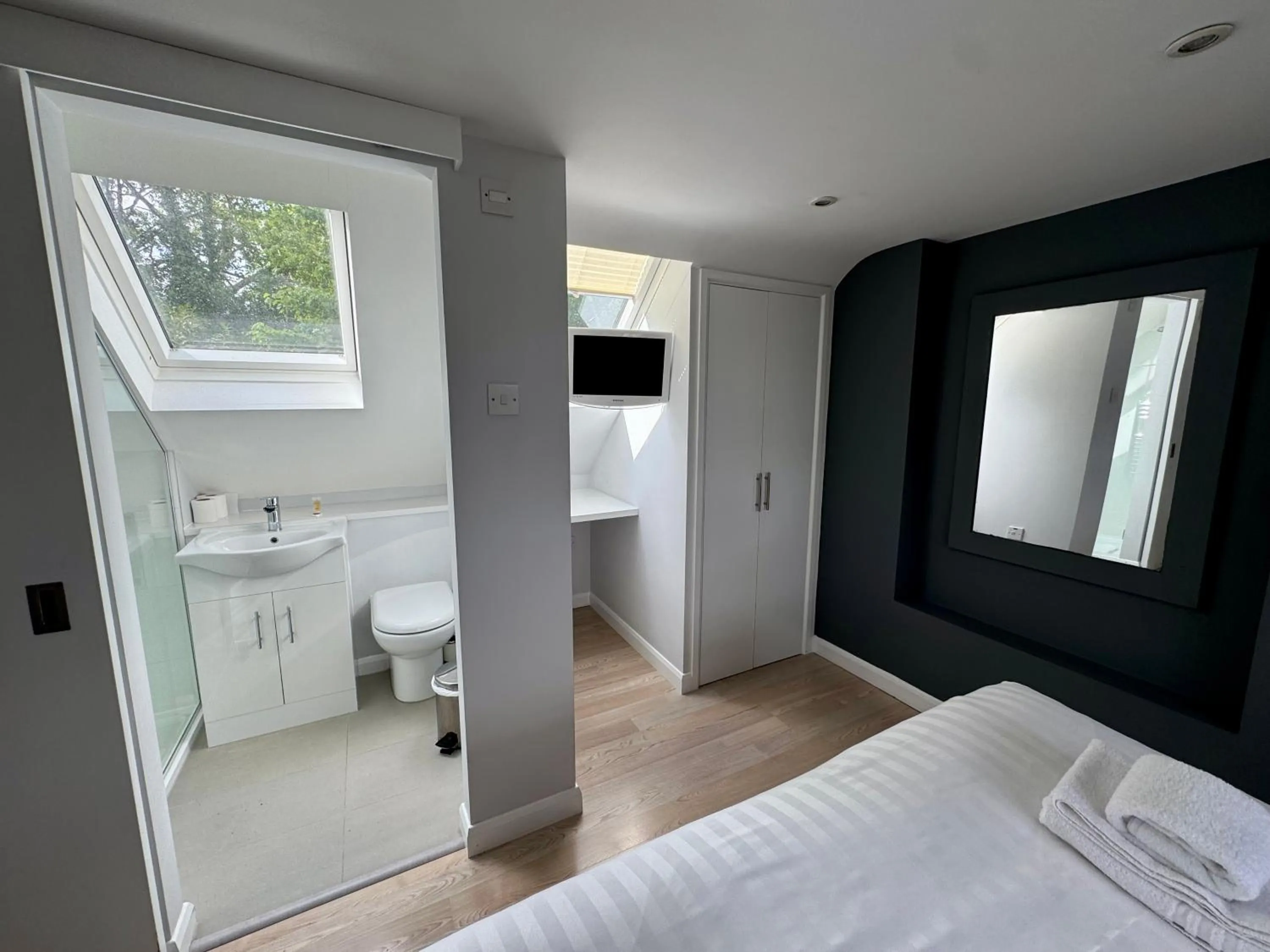 Bed in Brentwood Hotel & Apartments