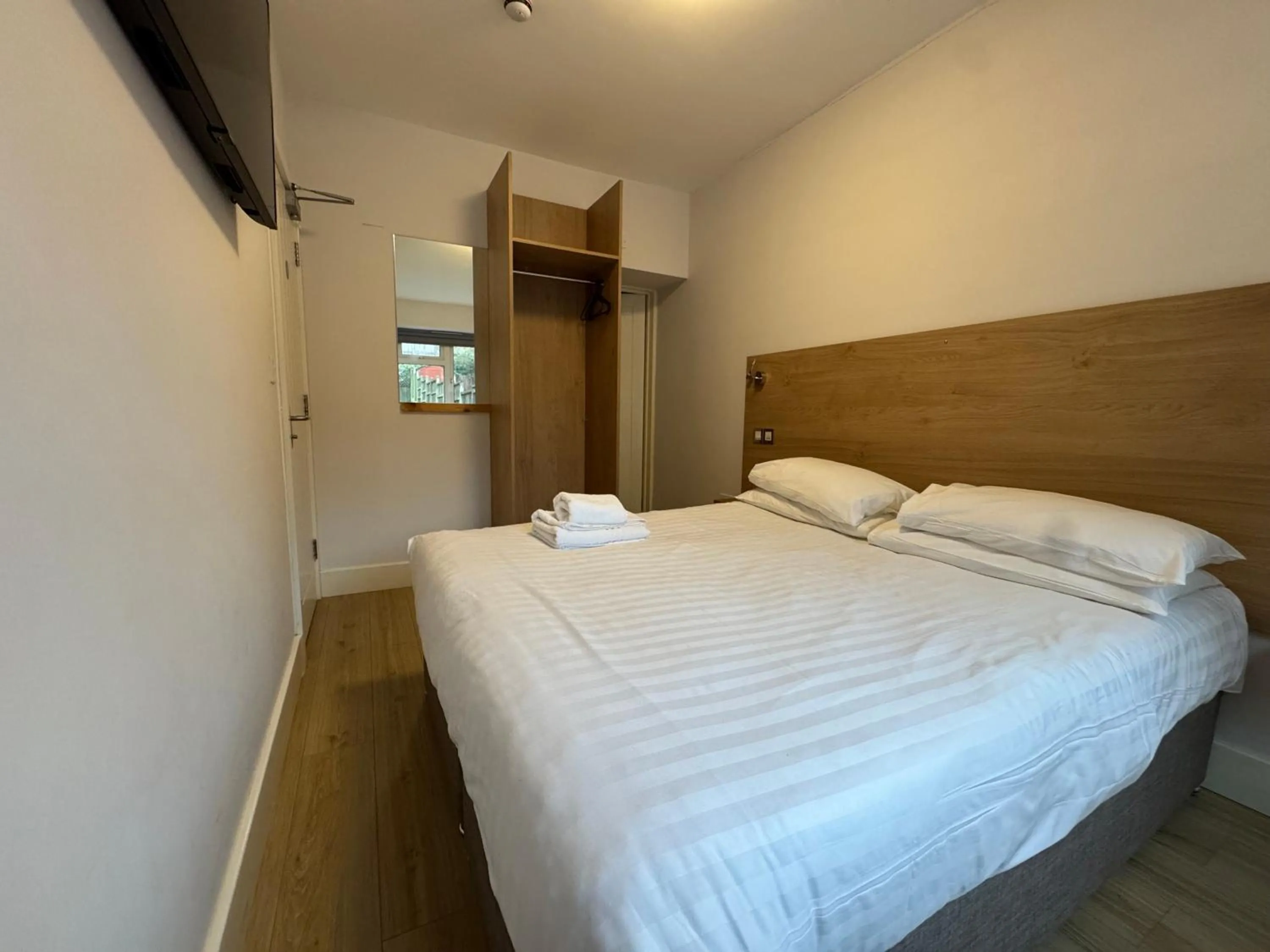 Bed in Brentwood Hotel & Apartments