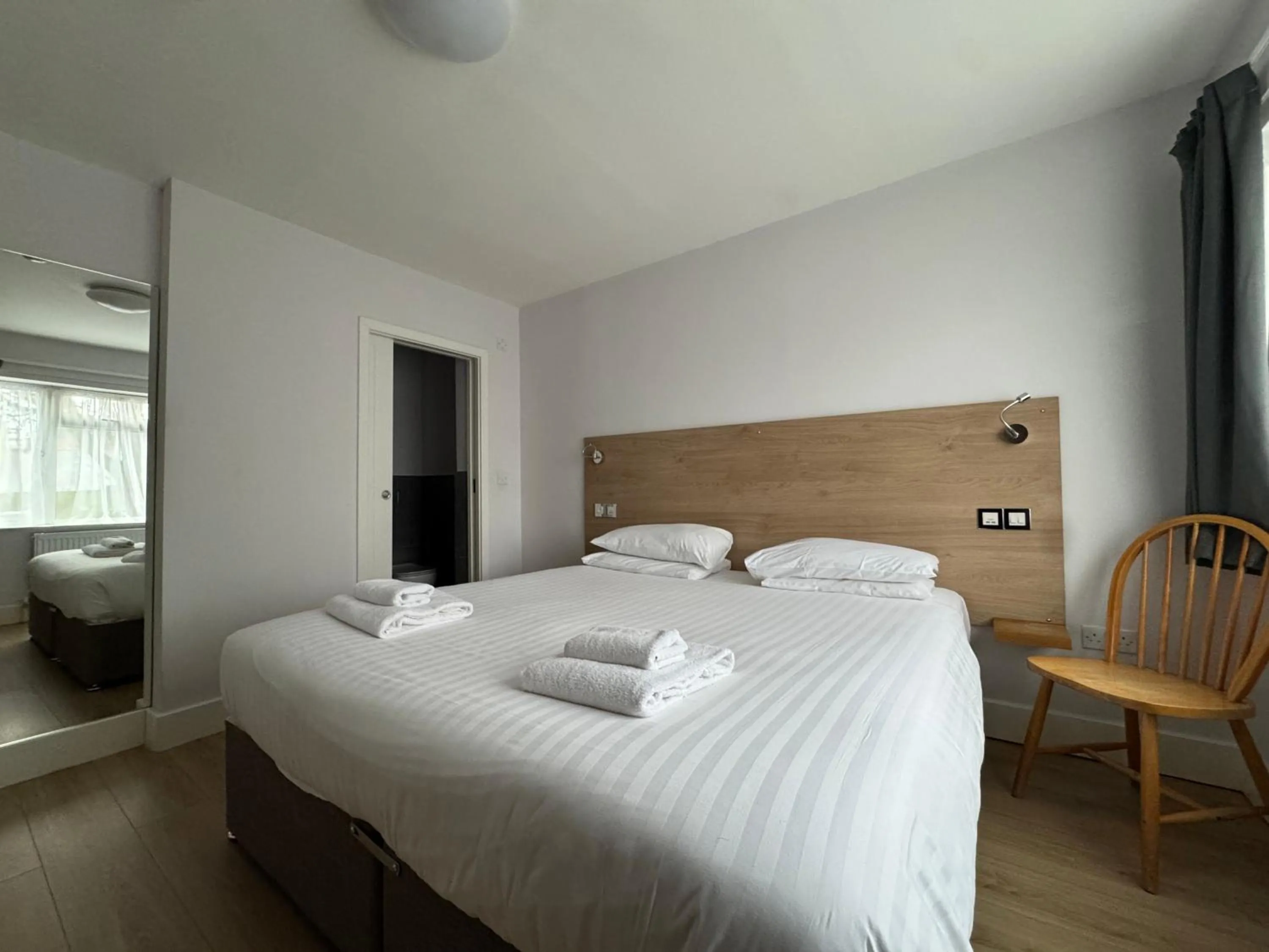 Bed in Brentwood Hotel & Apartments