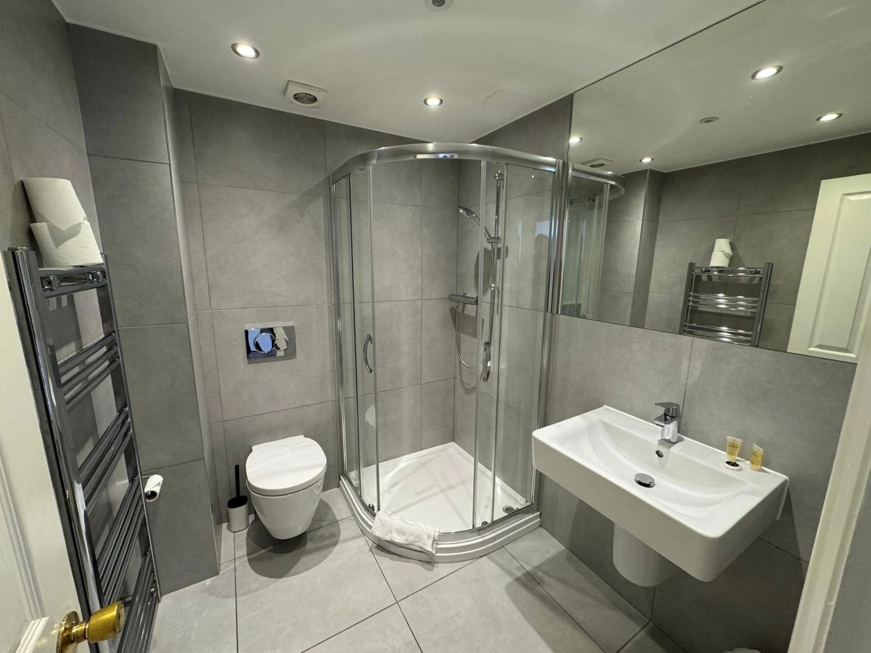 Brentwood Hotel & Apartments