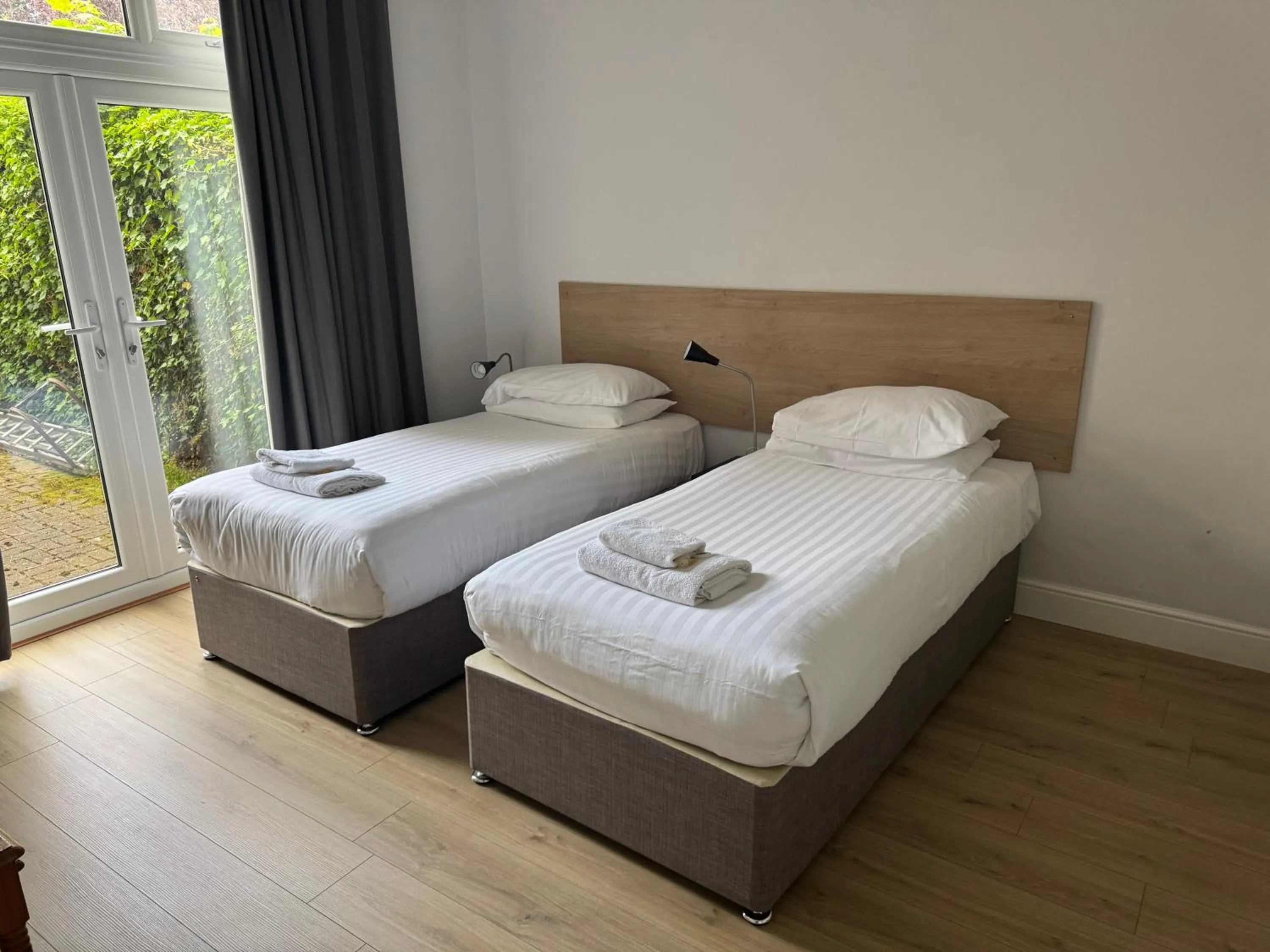 Bed in Brentwood Hotel & Apartments