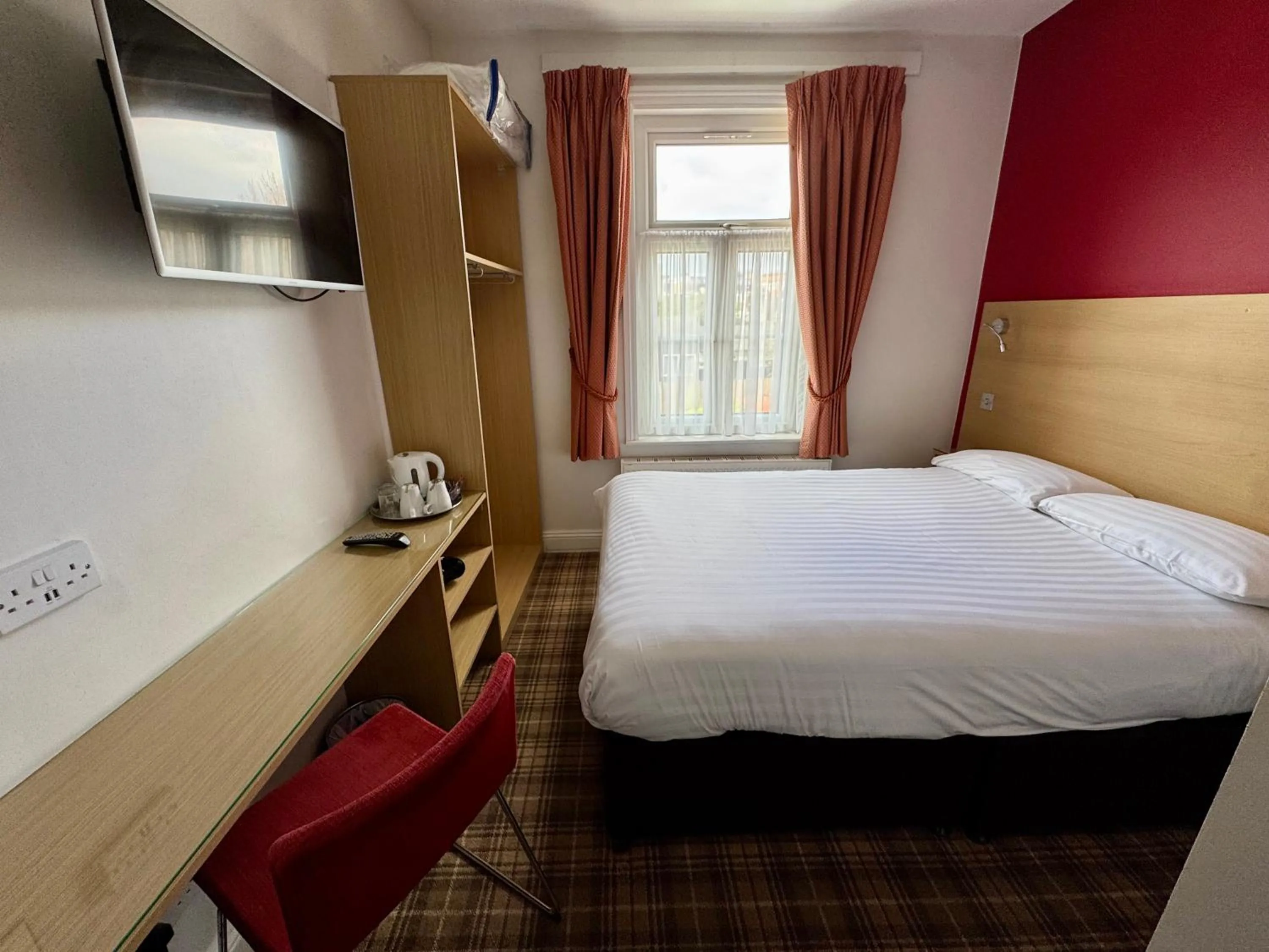 Bed in Brentwood Hotel & Apartments