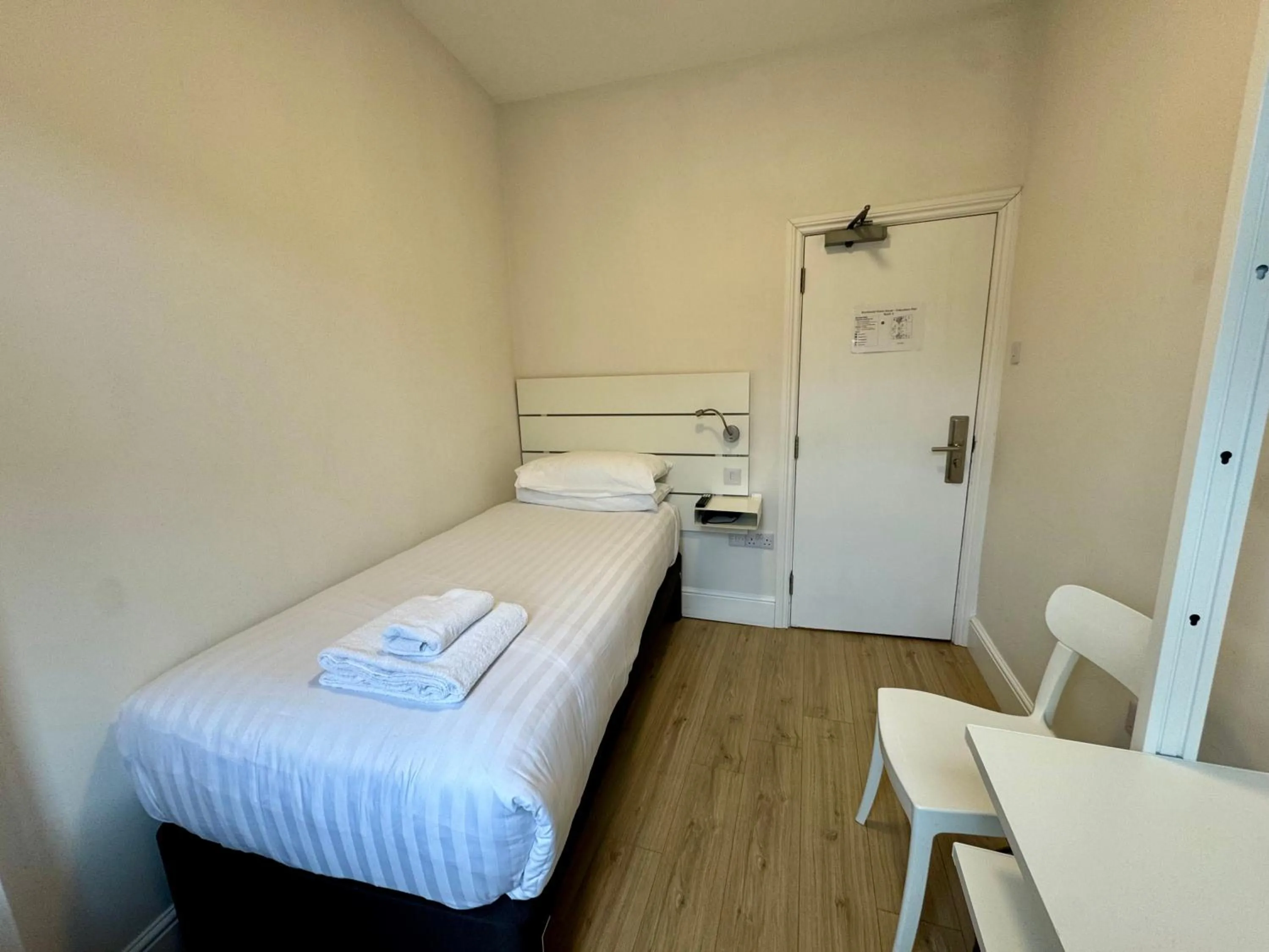 Bed in Brentwood Hotel & Apartments