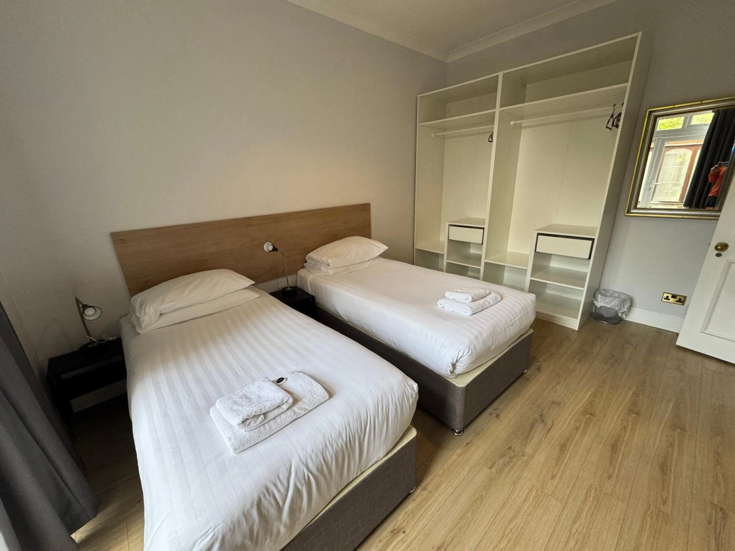 Bed in Brentwood Hotel & Apartments