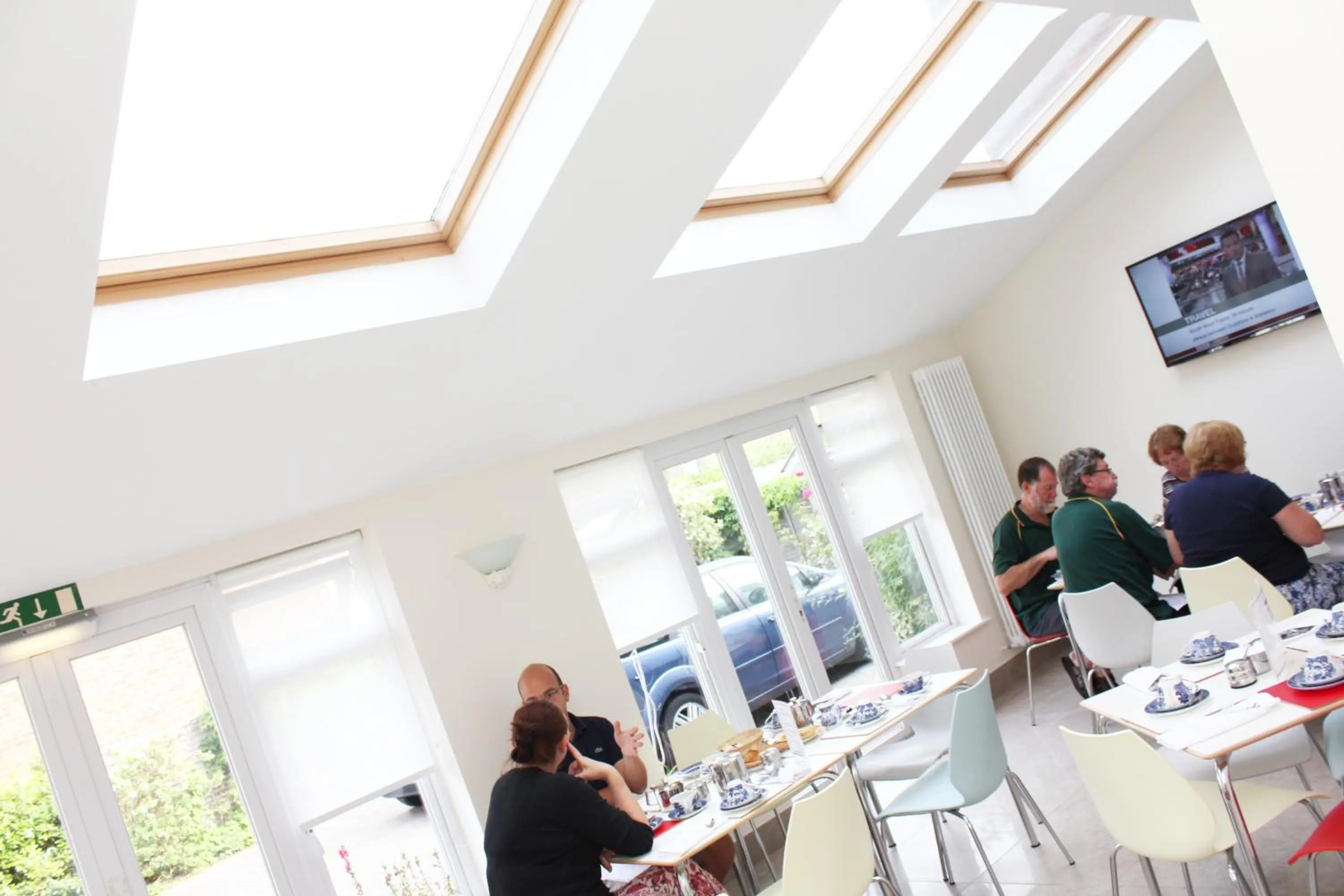 Restaurant/places to eat in Brentwood Hotel & Apartments