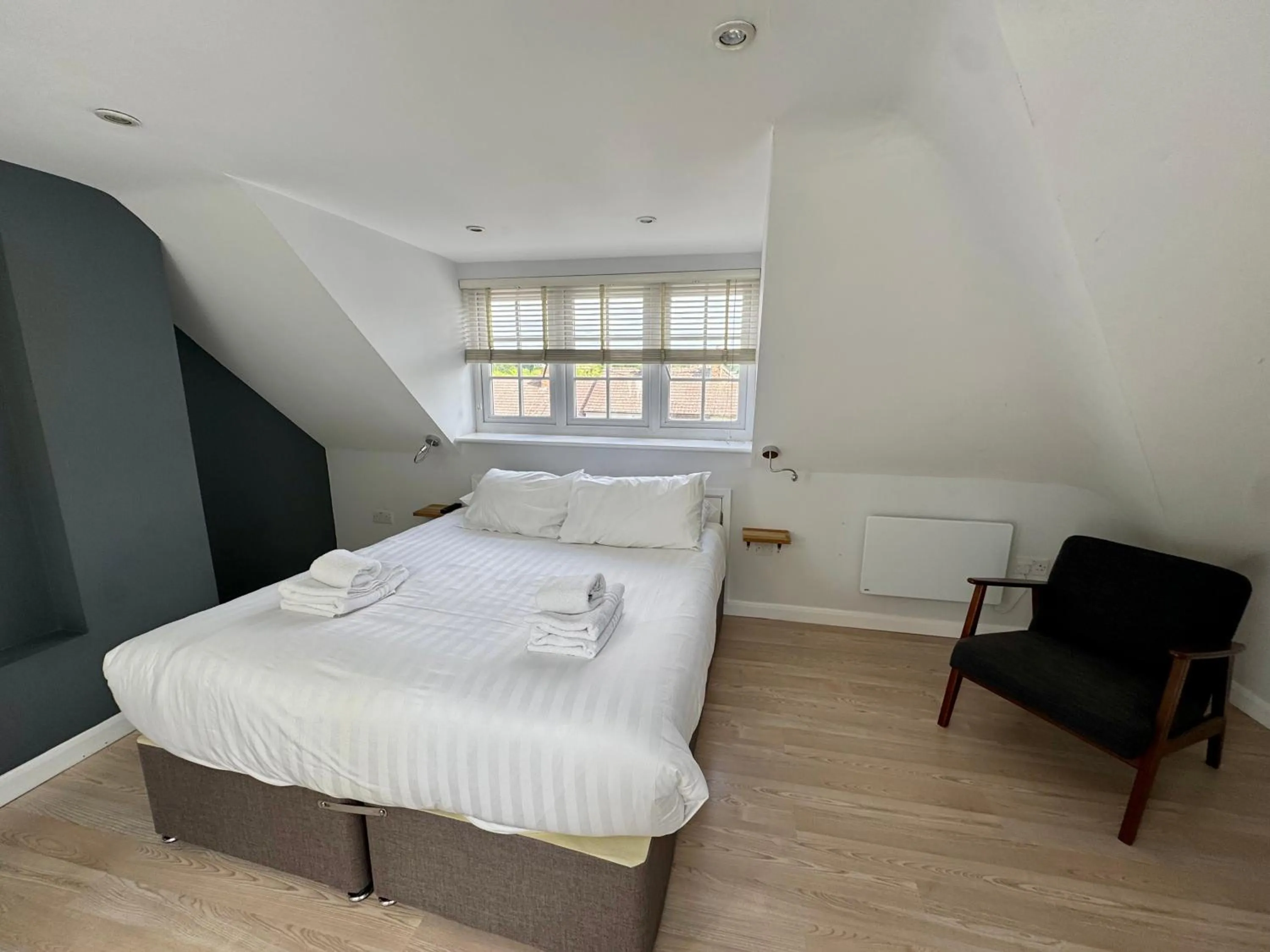 Bed in Brentwood Hotel & Apartments