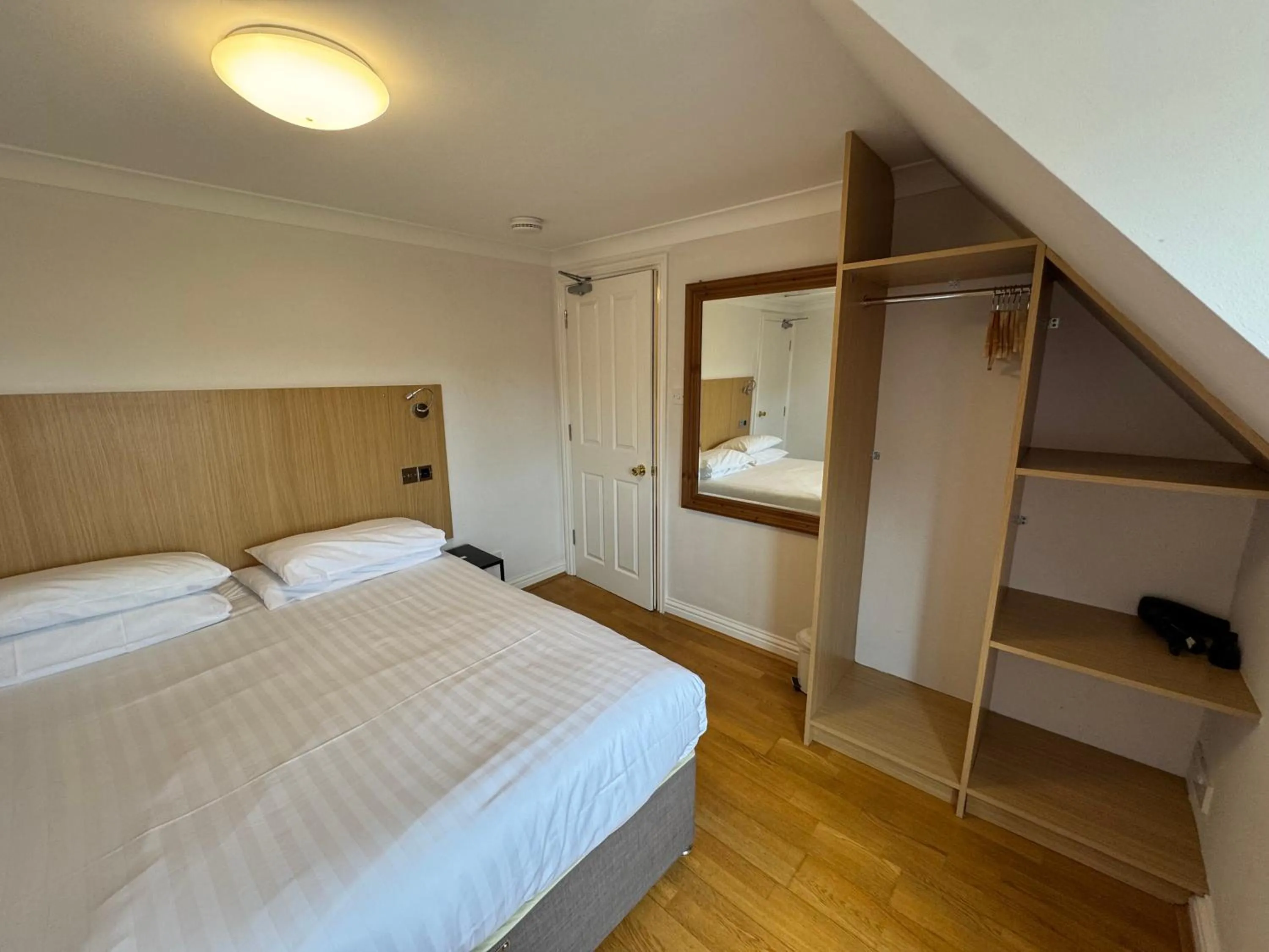 Bed in Brentwood Hotel & Apartments