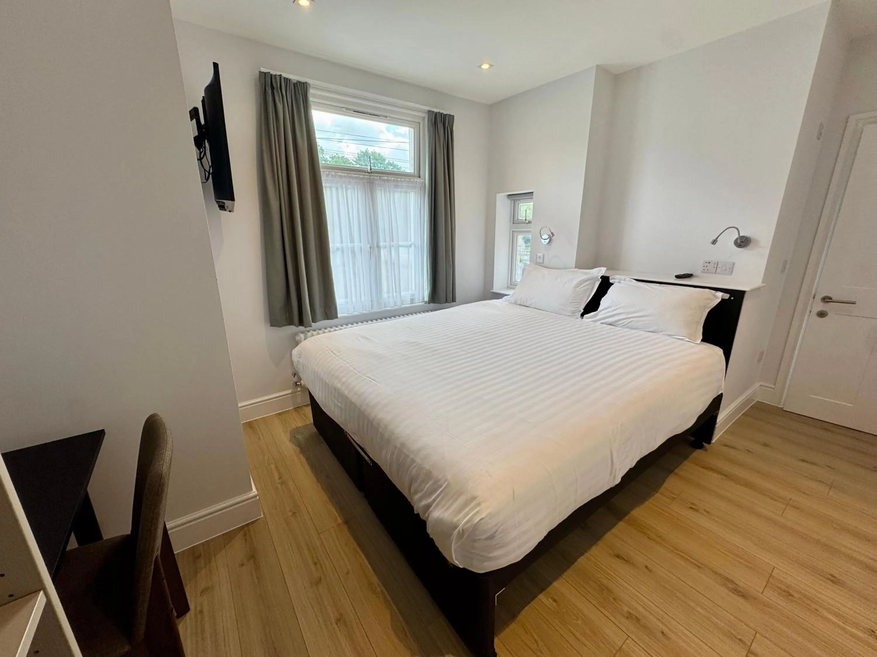 Bed in Brentwood Hotel & Apartments