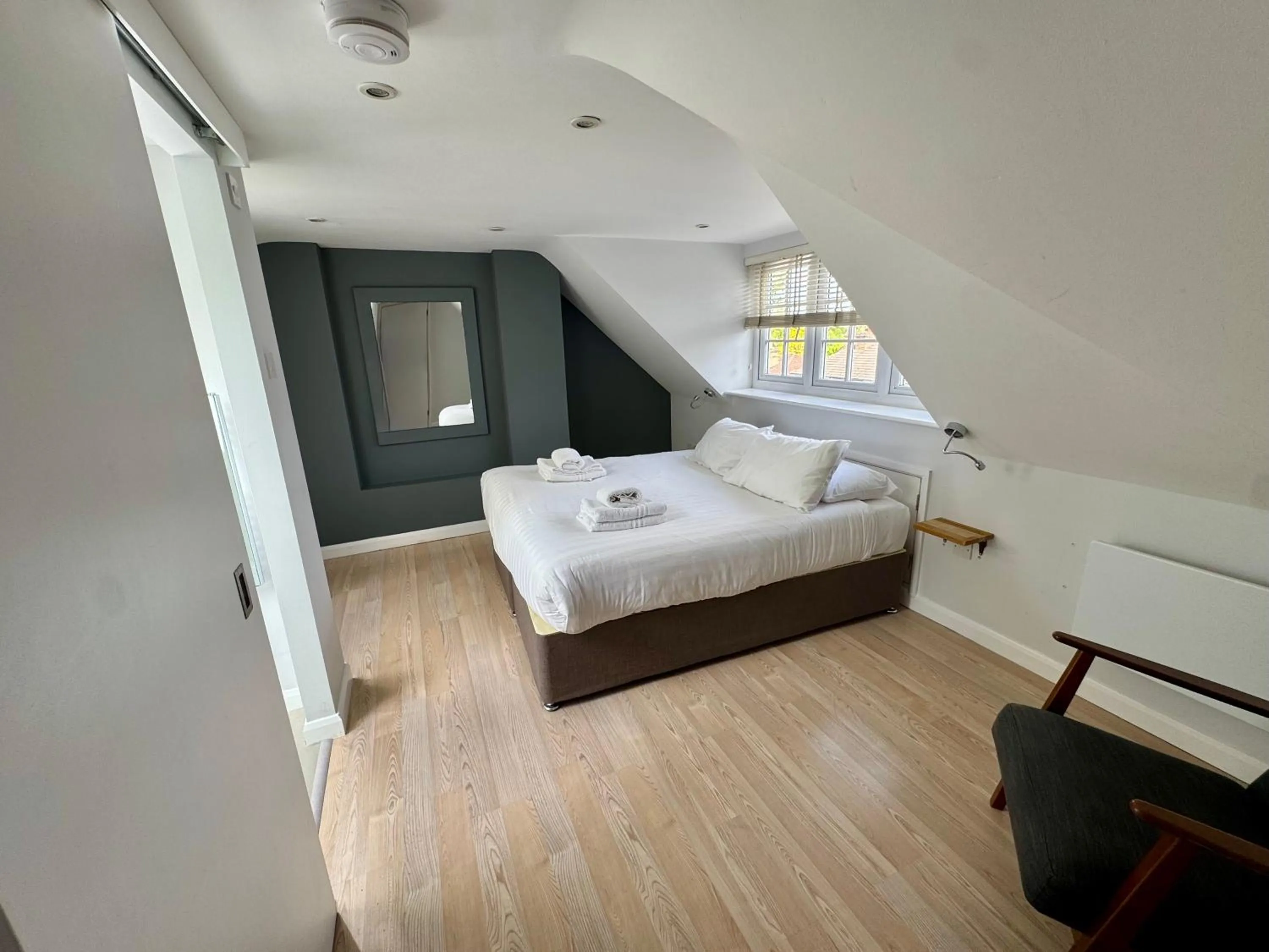 Bed in Brentwood Hotel & Apartments