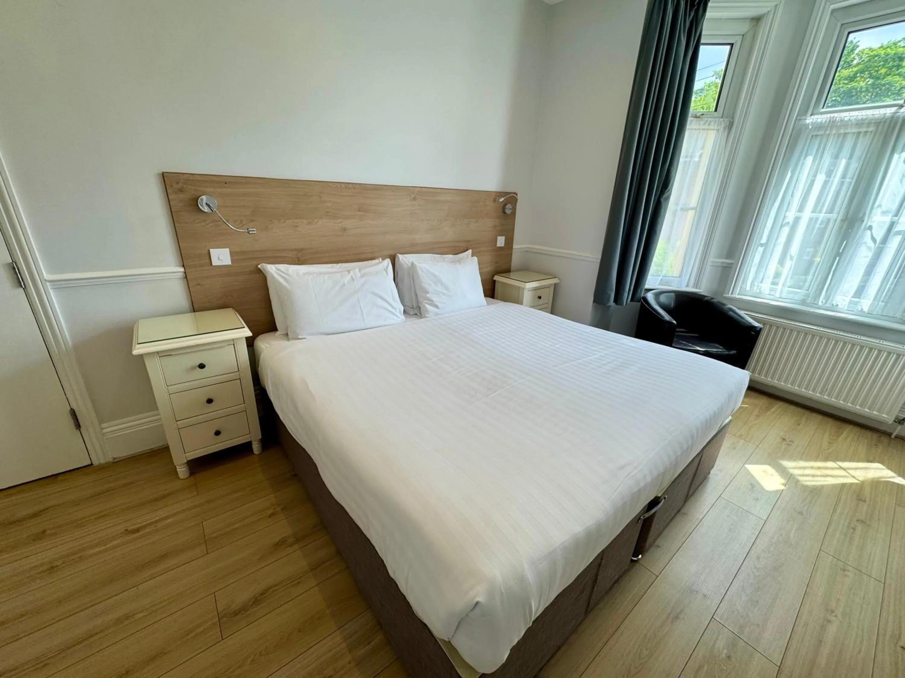 Bed in Brentwood Hotel & Apartments