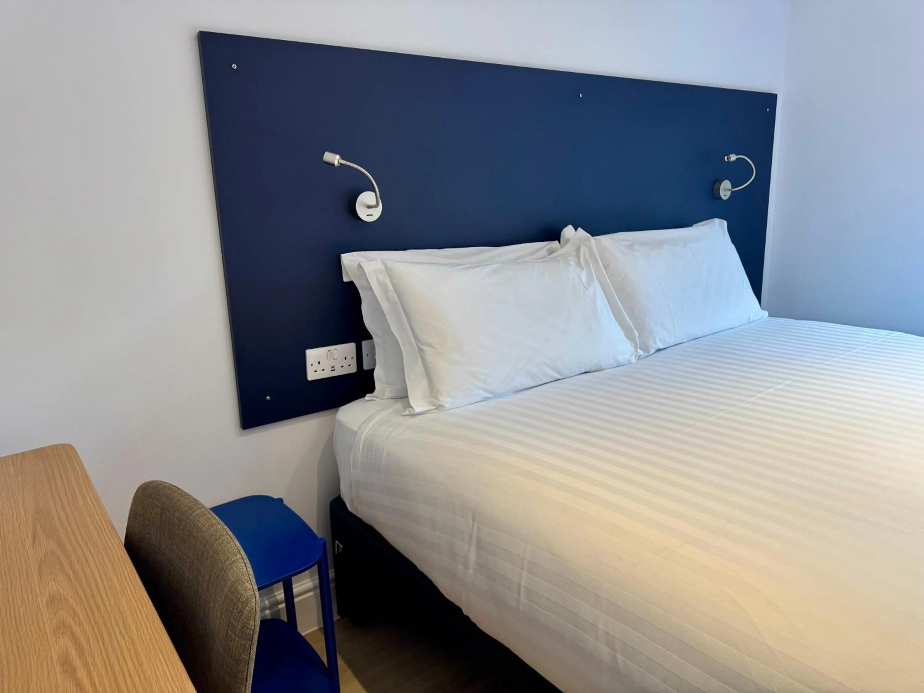 Bed in Brentwood Hotel & Apartments