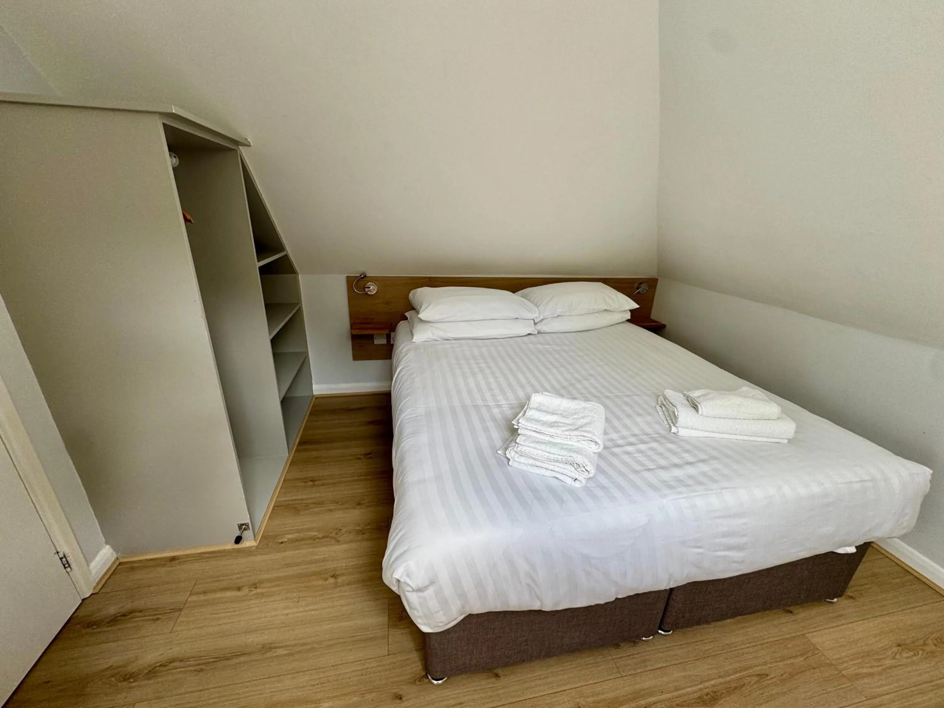 Bed in Brentwood Hotel & Apartments