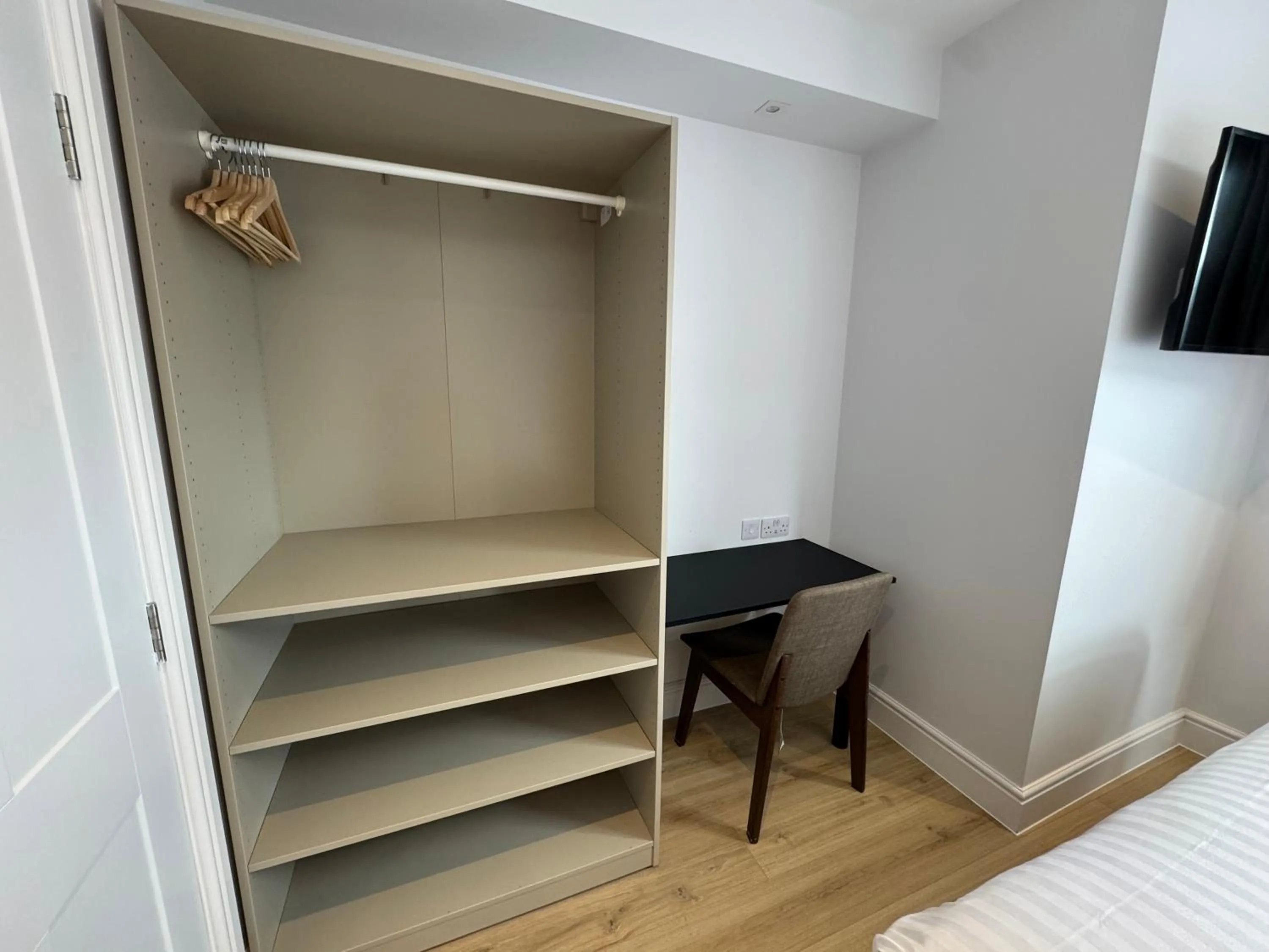 Brentwood Hotel & Apartments