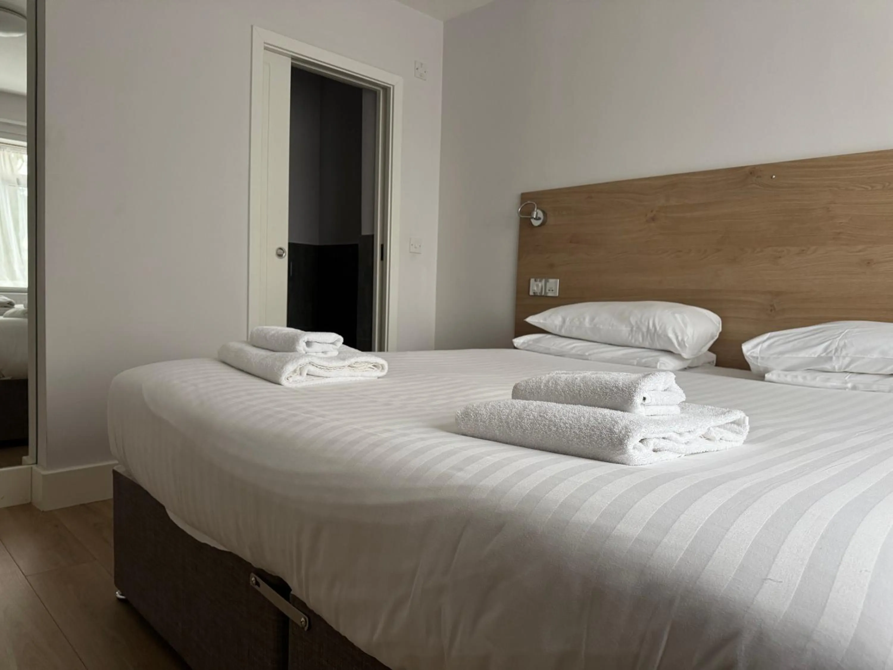Bed in Brentwood Hotel & Apartments