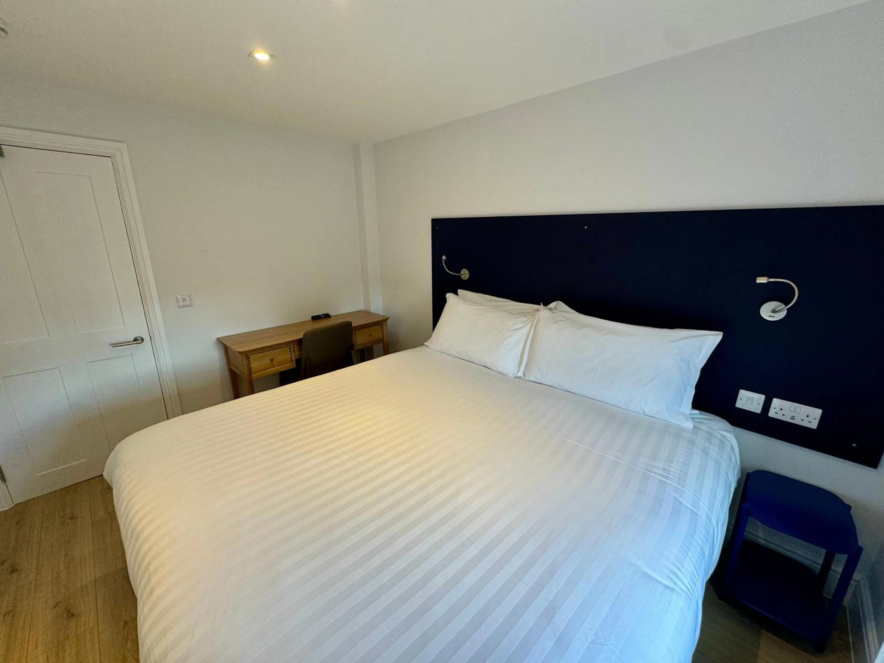 Bed in Brentwood Hotel & Apartments