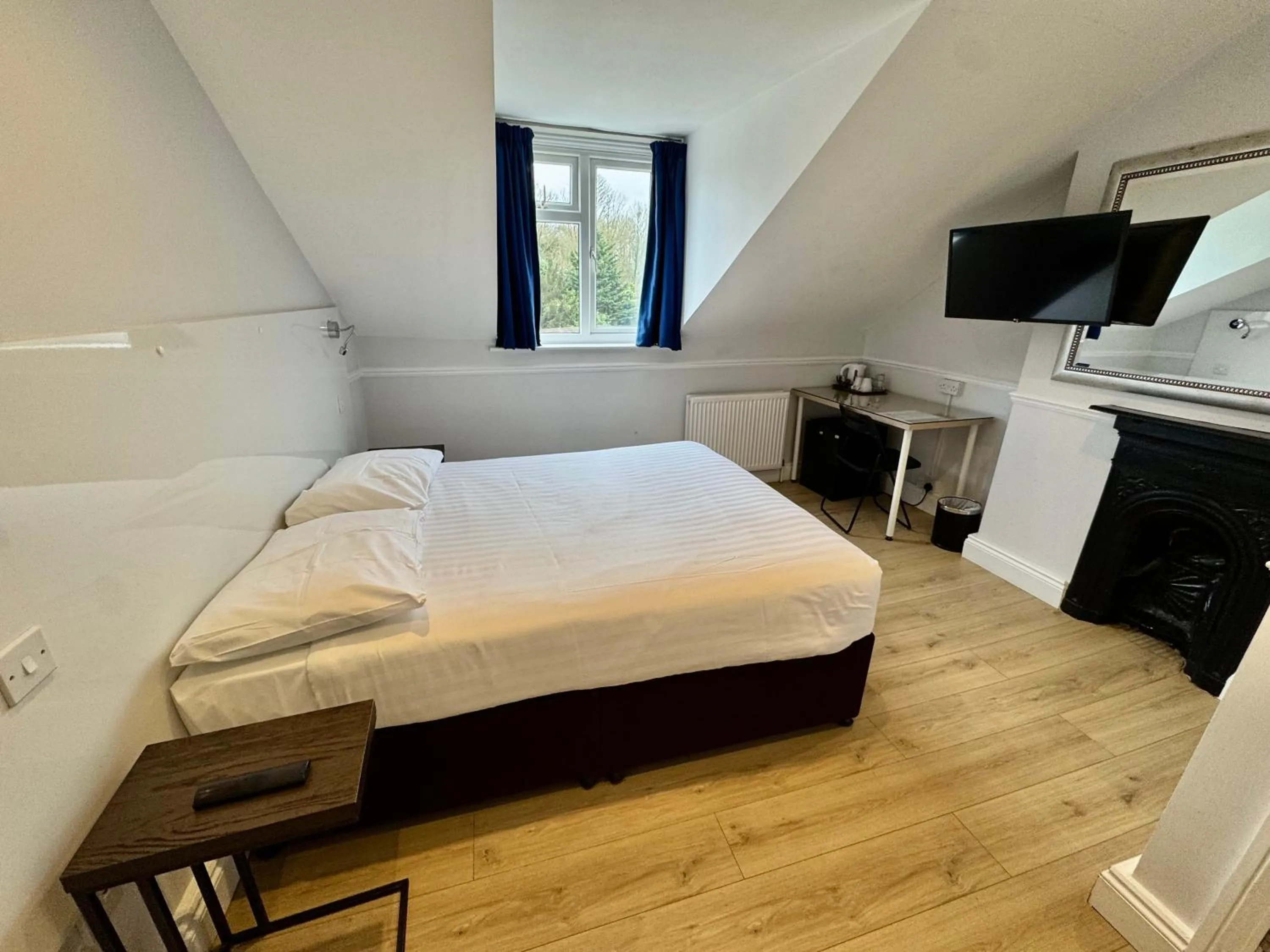 Bed in Brentwood Hotel & Apartments