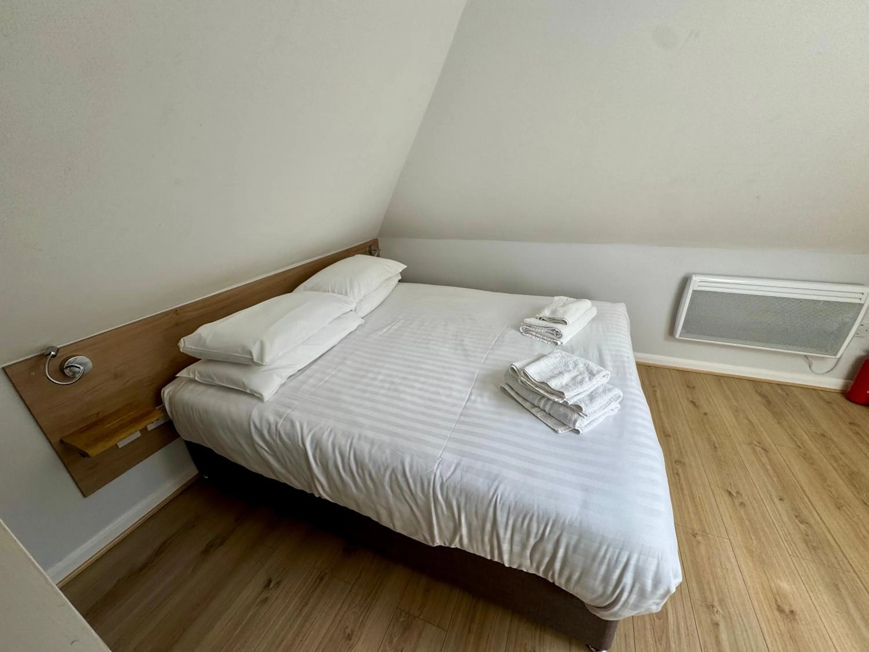 Bed in Brentwood Hotel & Apartments