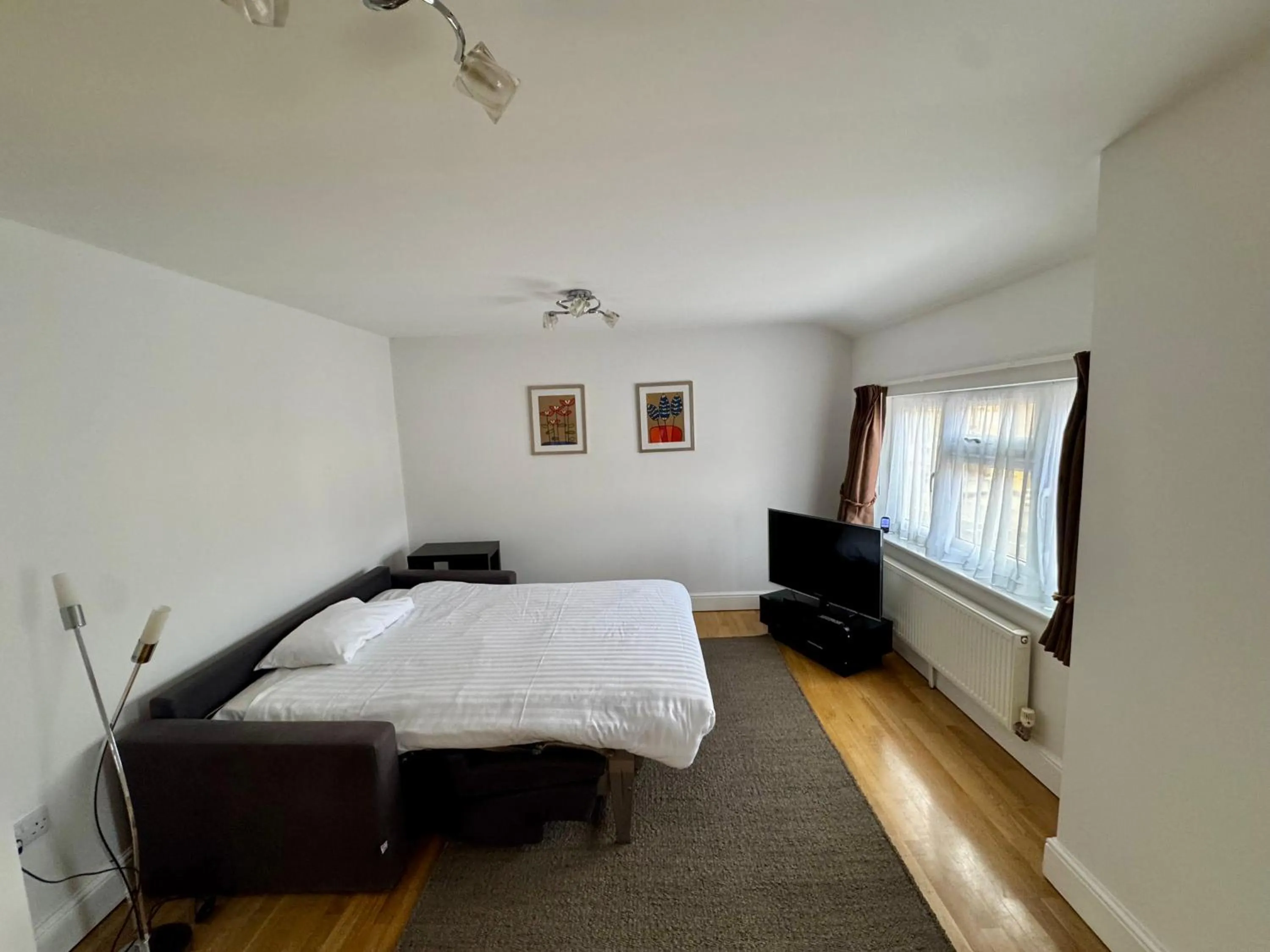 Bed in Brentwood Hotel & Apartments