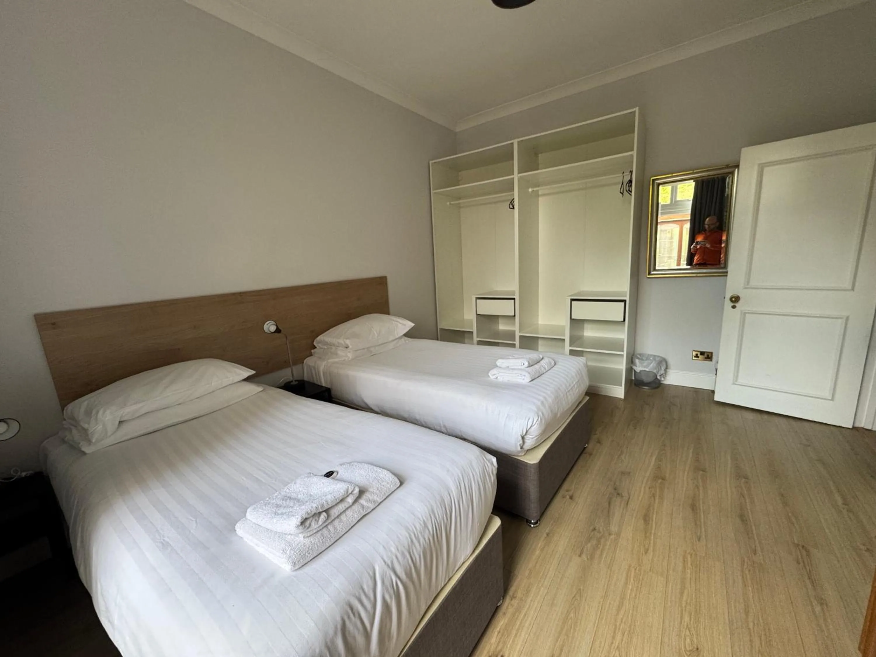 Bed in Brentwood Hotel & Apartments