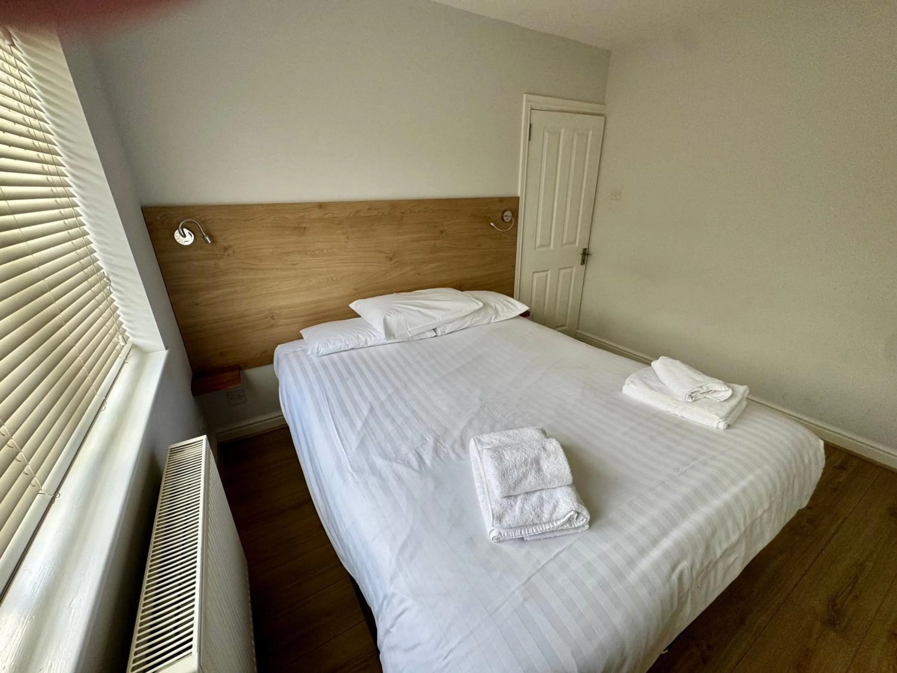 Bed in Brentwood Hotel & Apartments