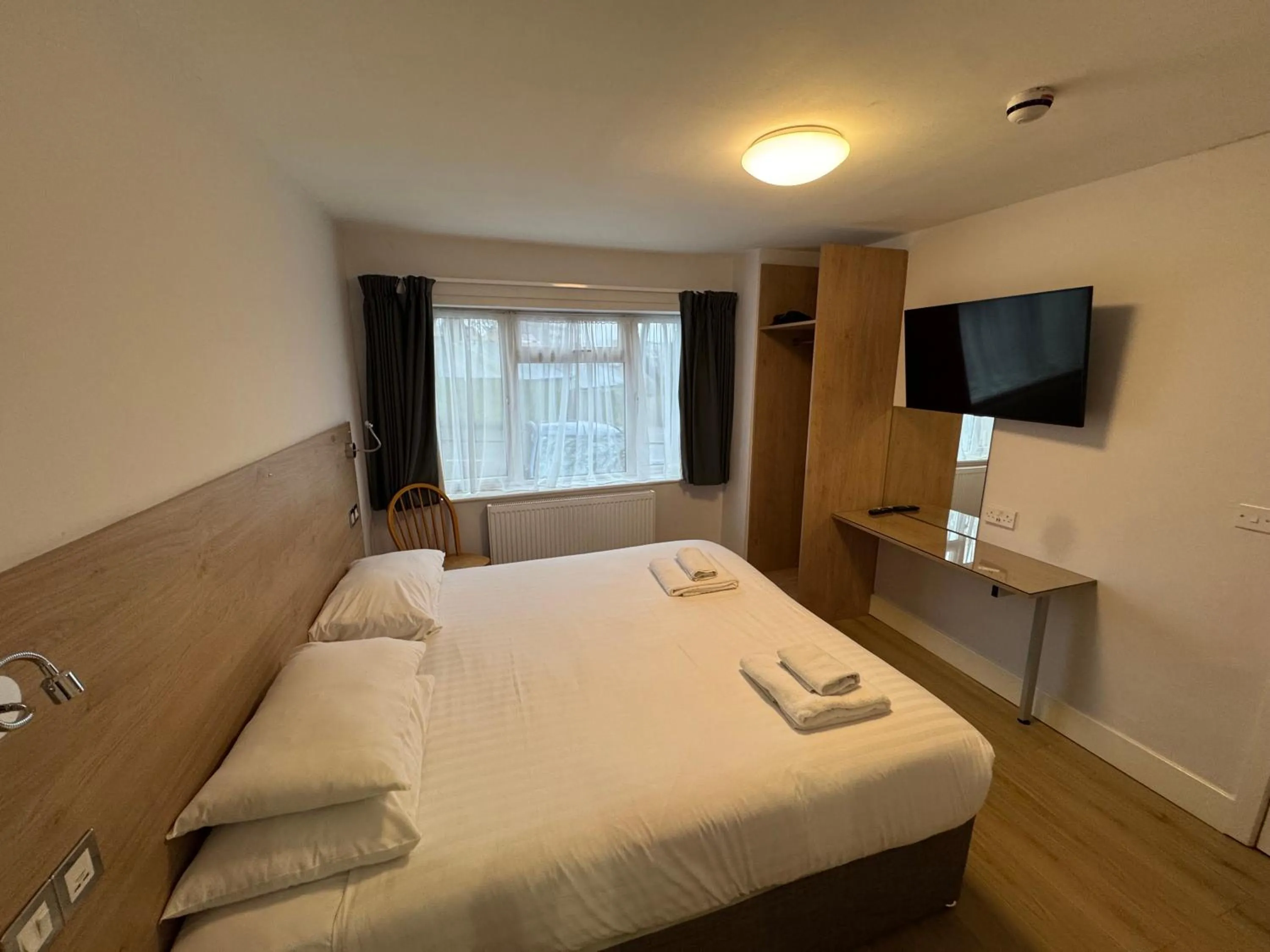 Bed in Brentwood Hotel & Apartments