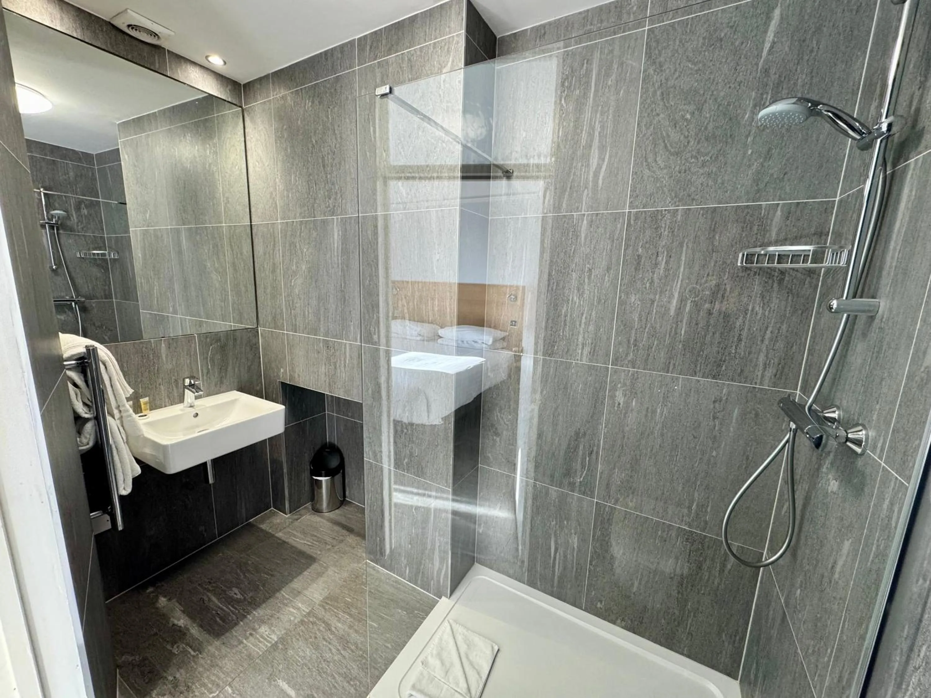 Brentwood Hotel & Apartments