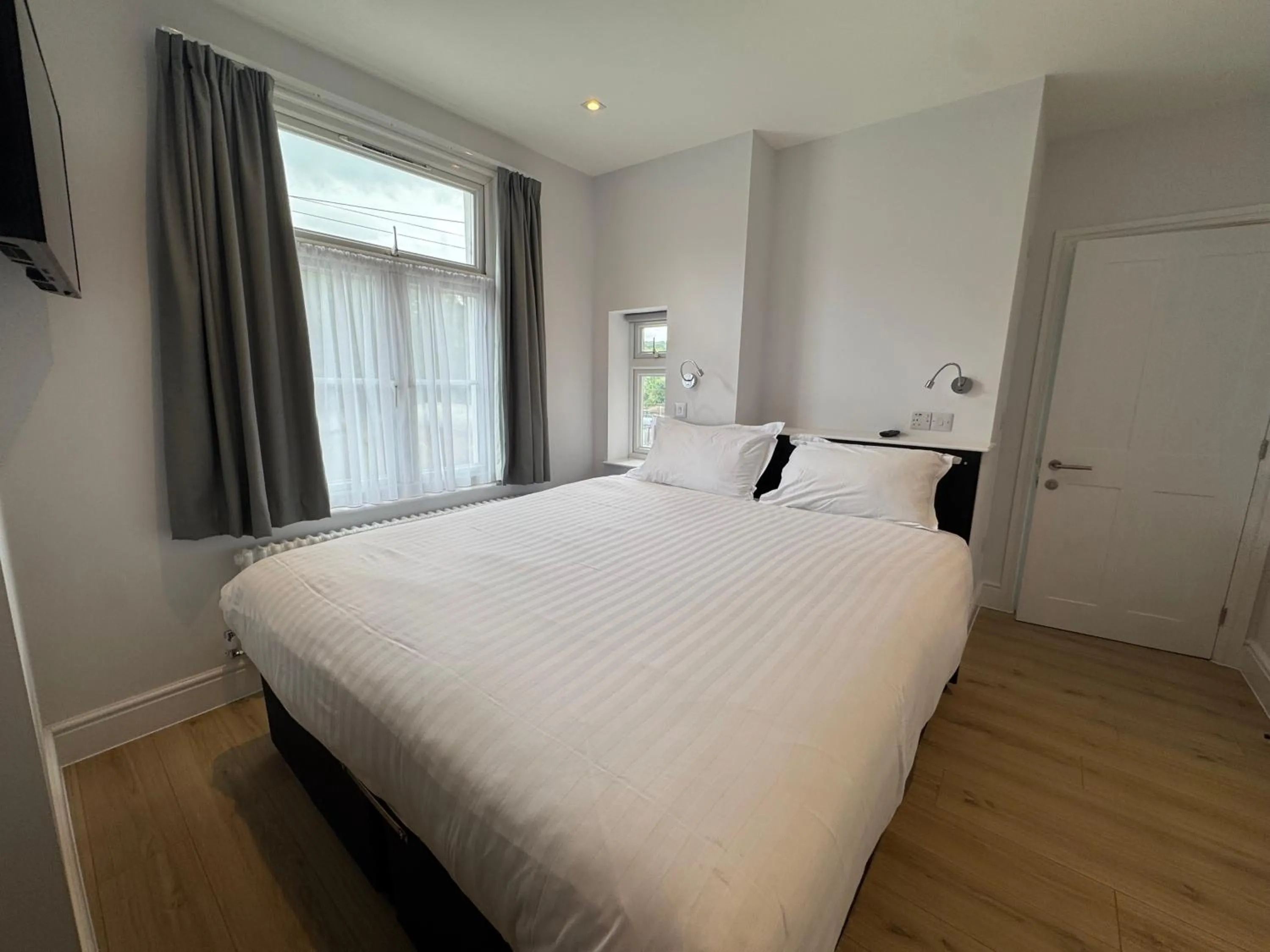 Bed in Brentwood Hotel & Apartments