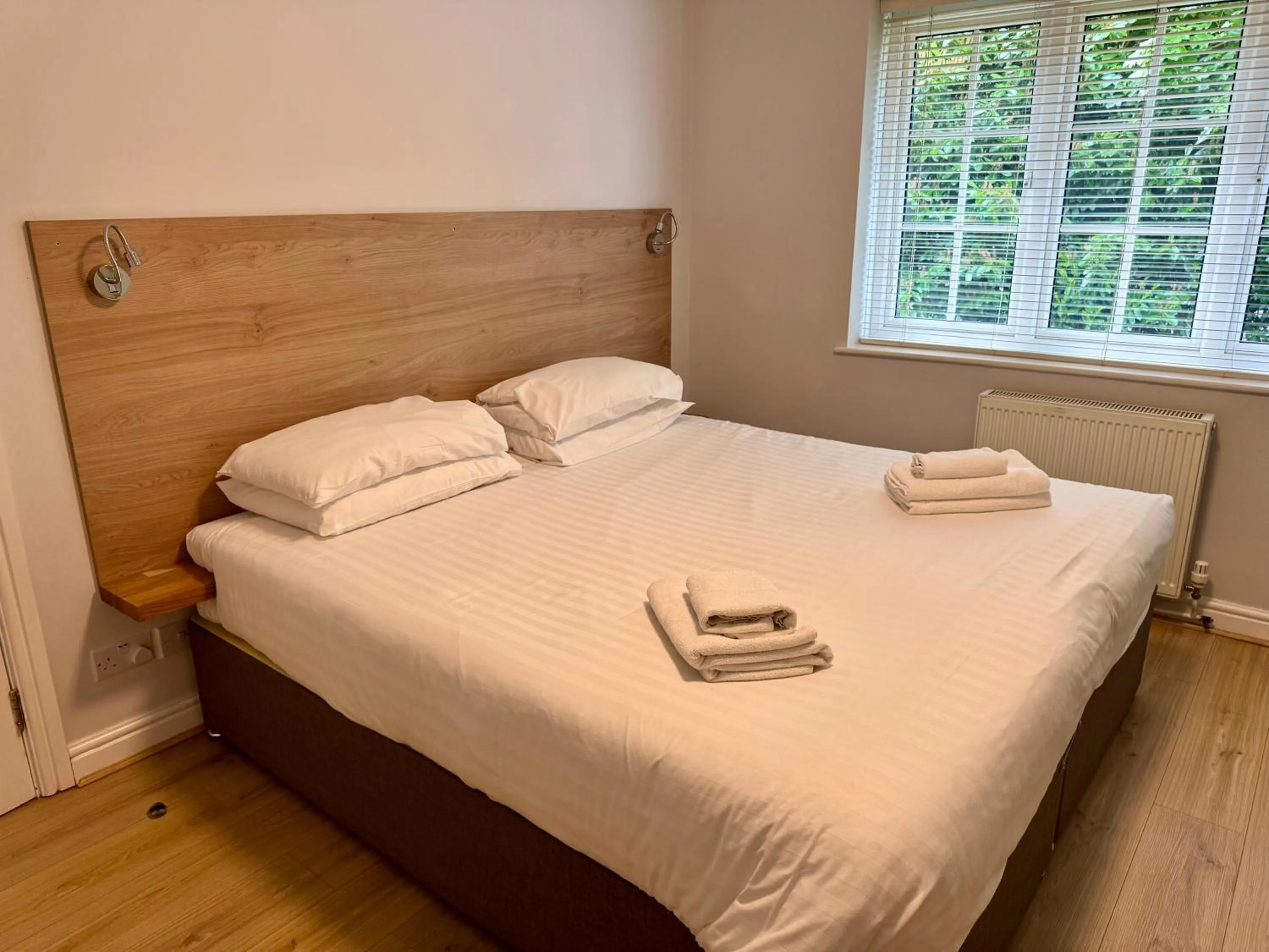 Bed in Brentwood Hotel & Apartments