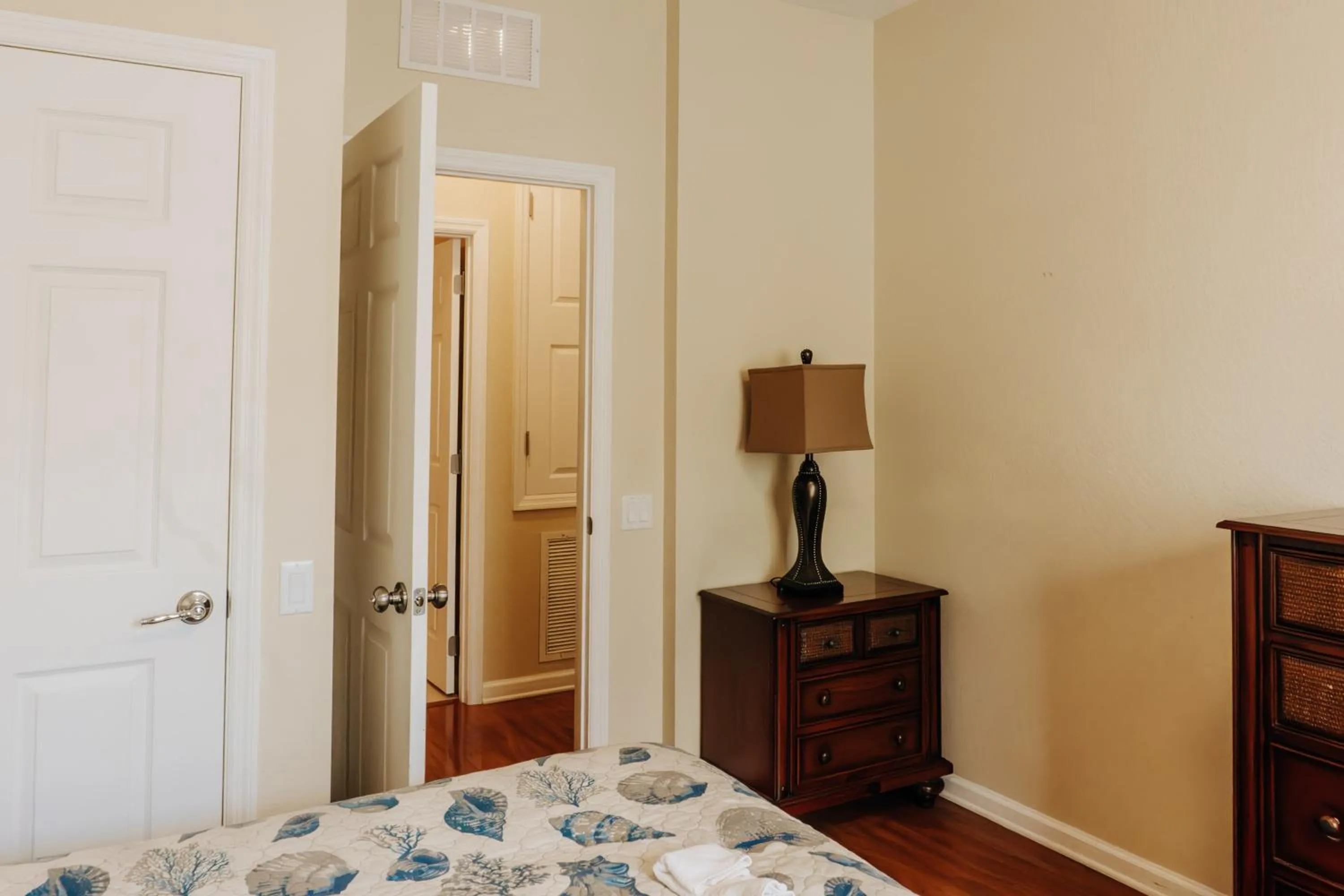 Bedroom, Bed in Vista Cay Inn