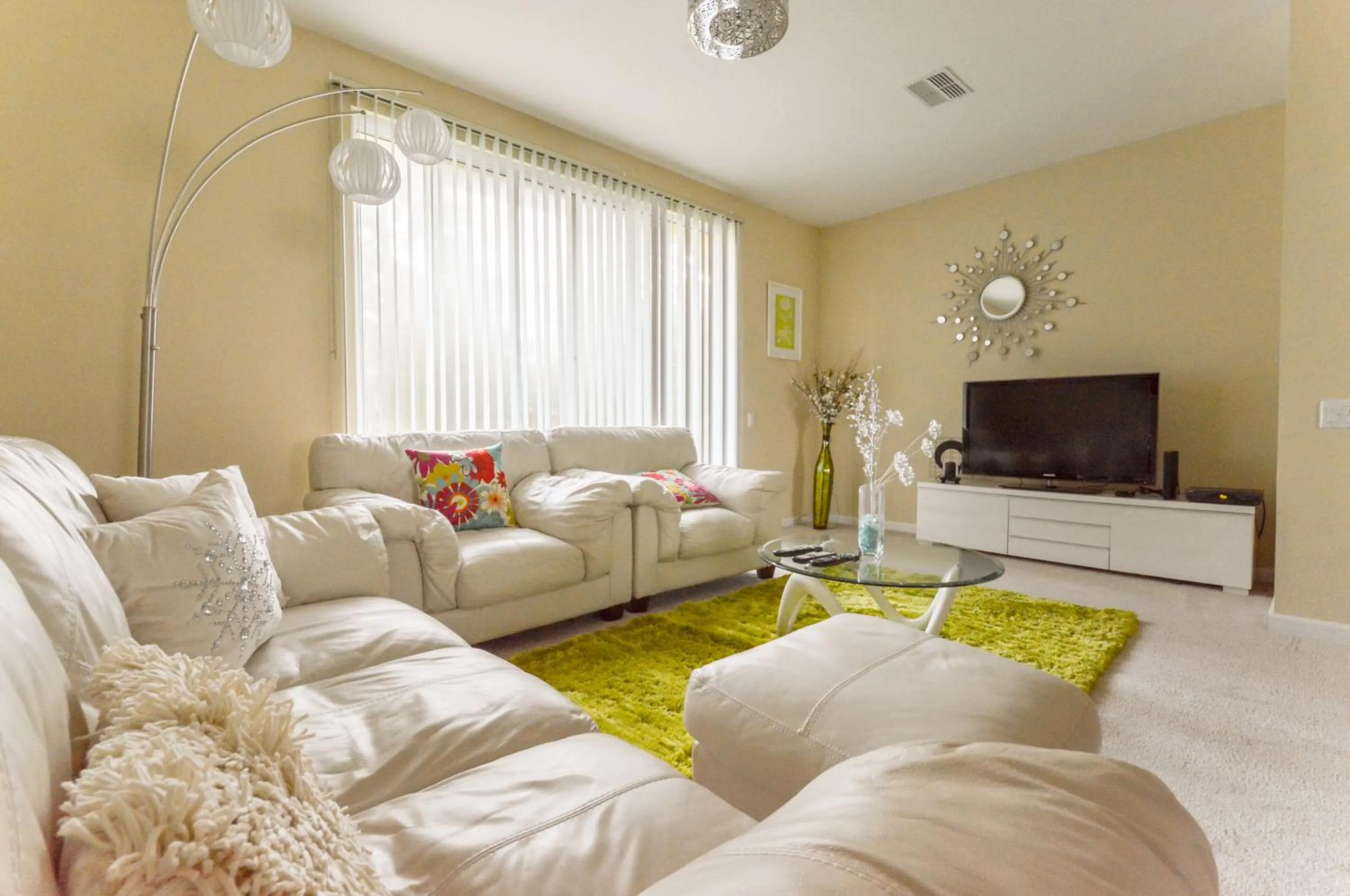 Living room in Vista Cay Inn