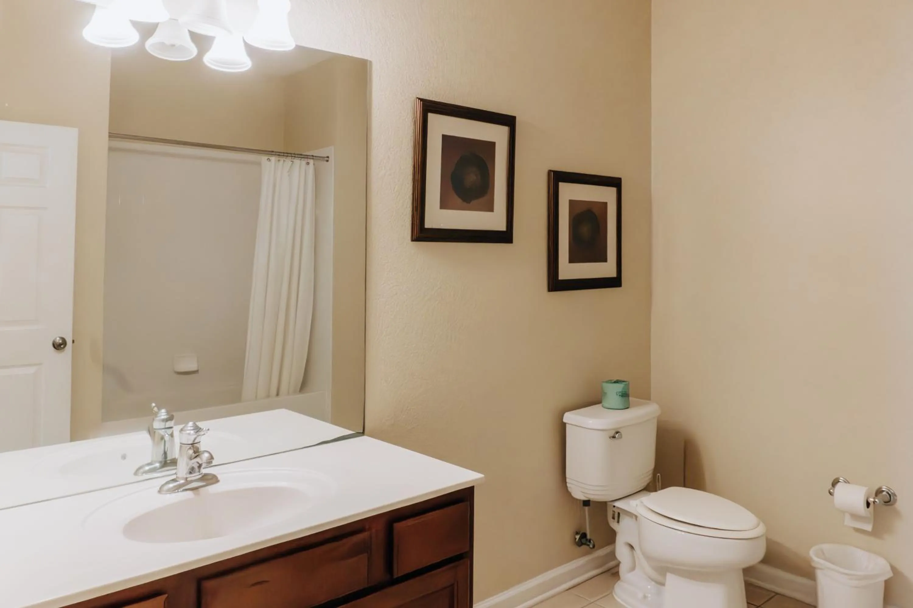 Toilet in Vista Cay Inn