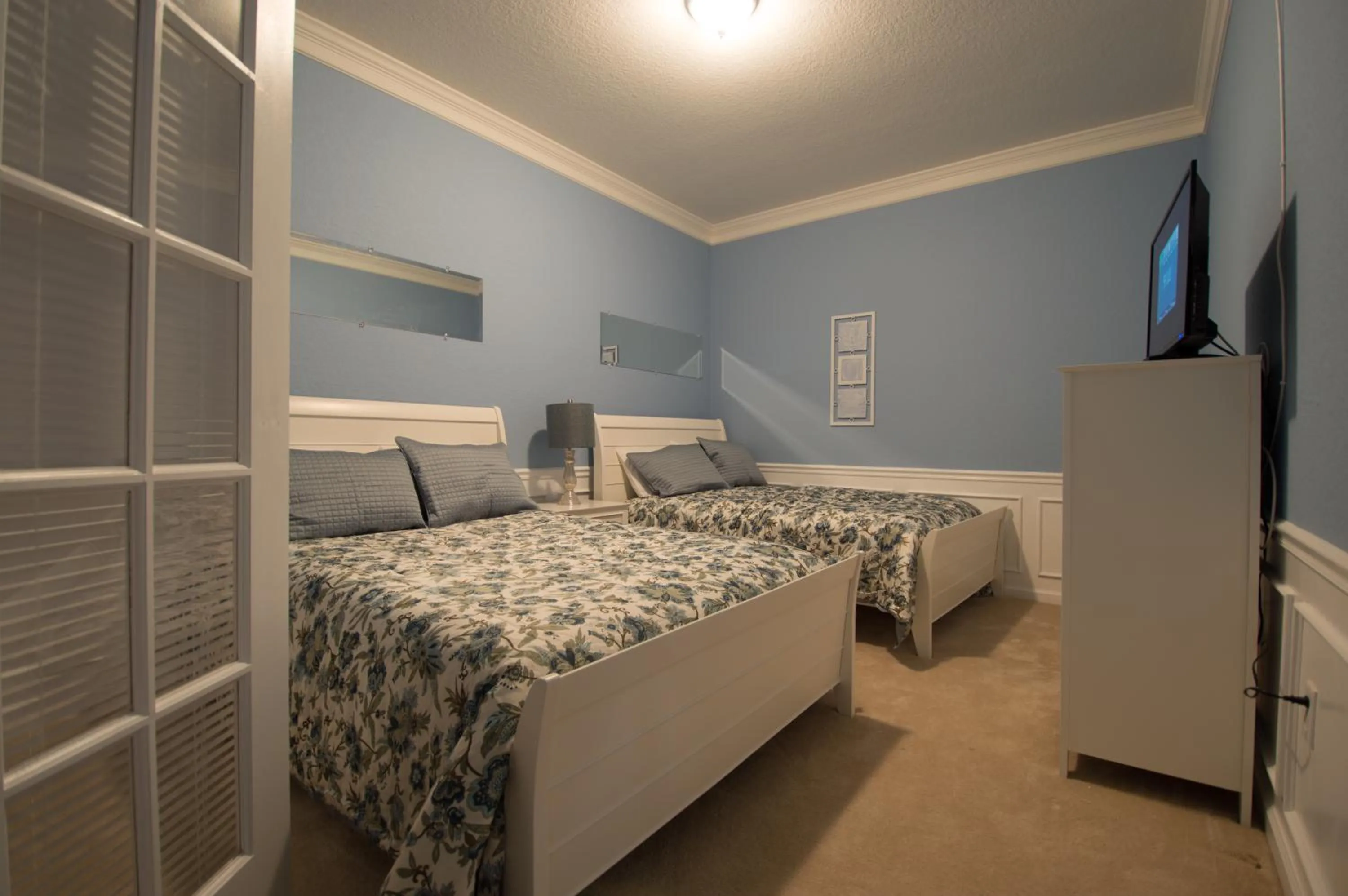 Photo of the whole room, Bed in Vista Cay Inn