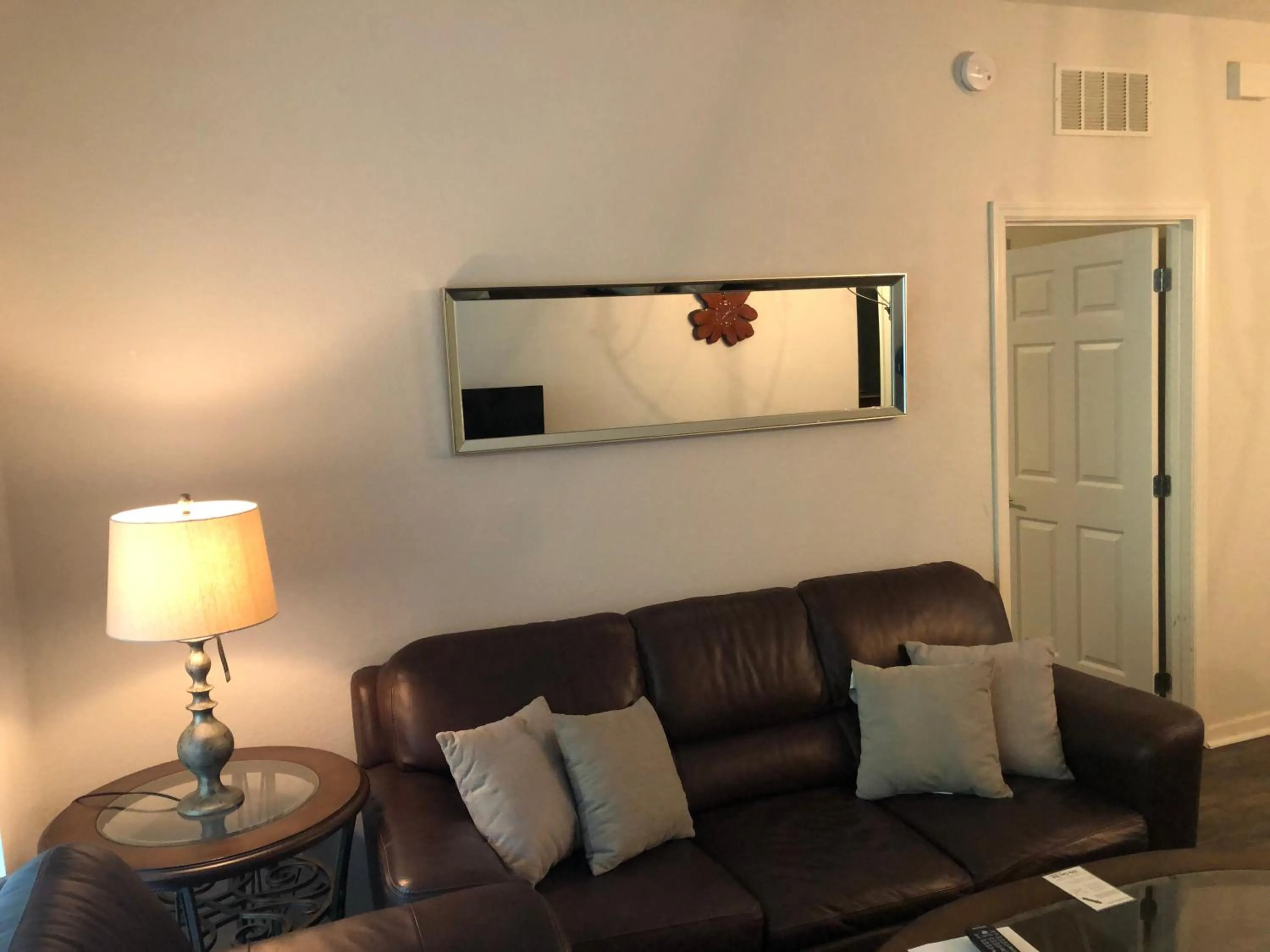 Living room in Vista Cay Inn