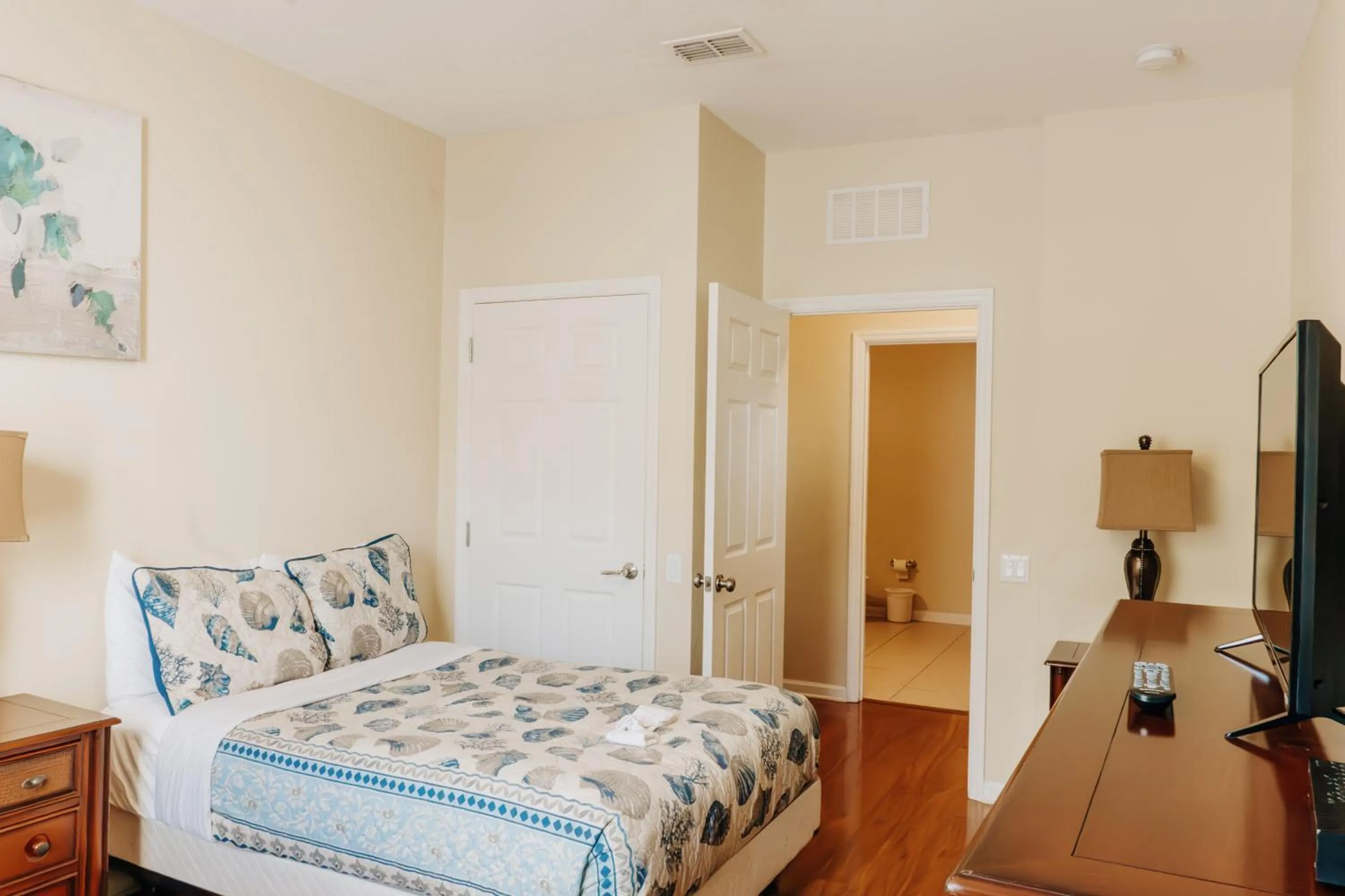 Bed in Vista Cay Inn