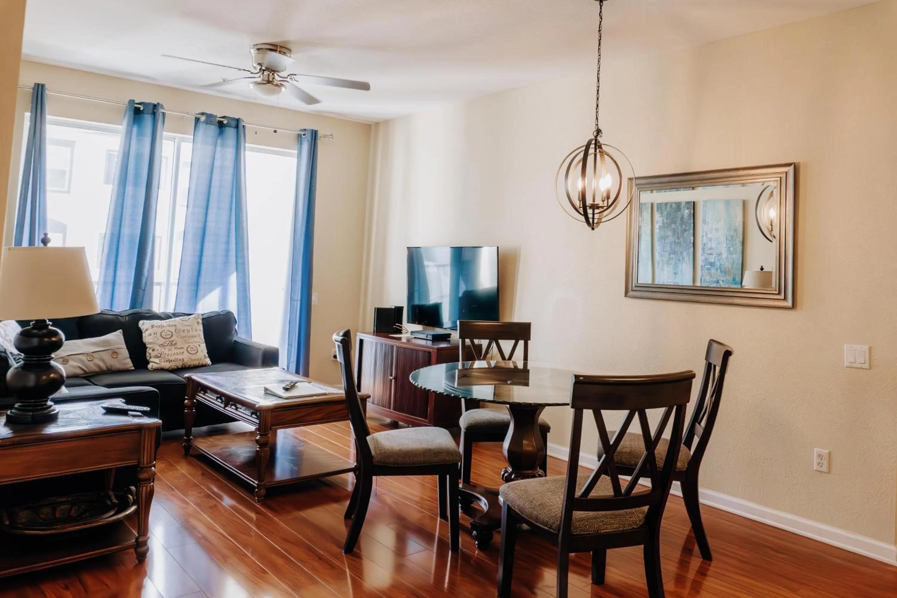 Living room in Vista Cay Inn