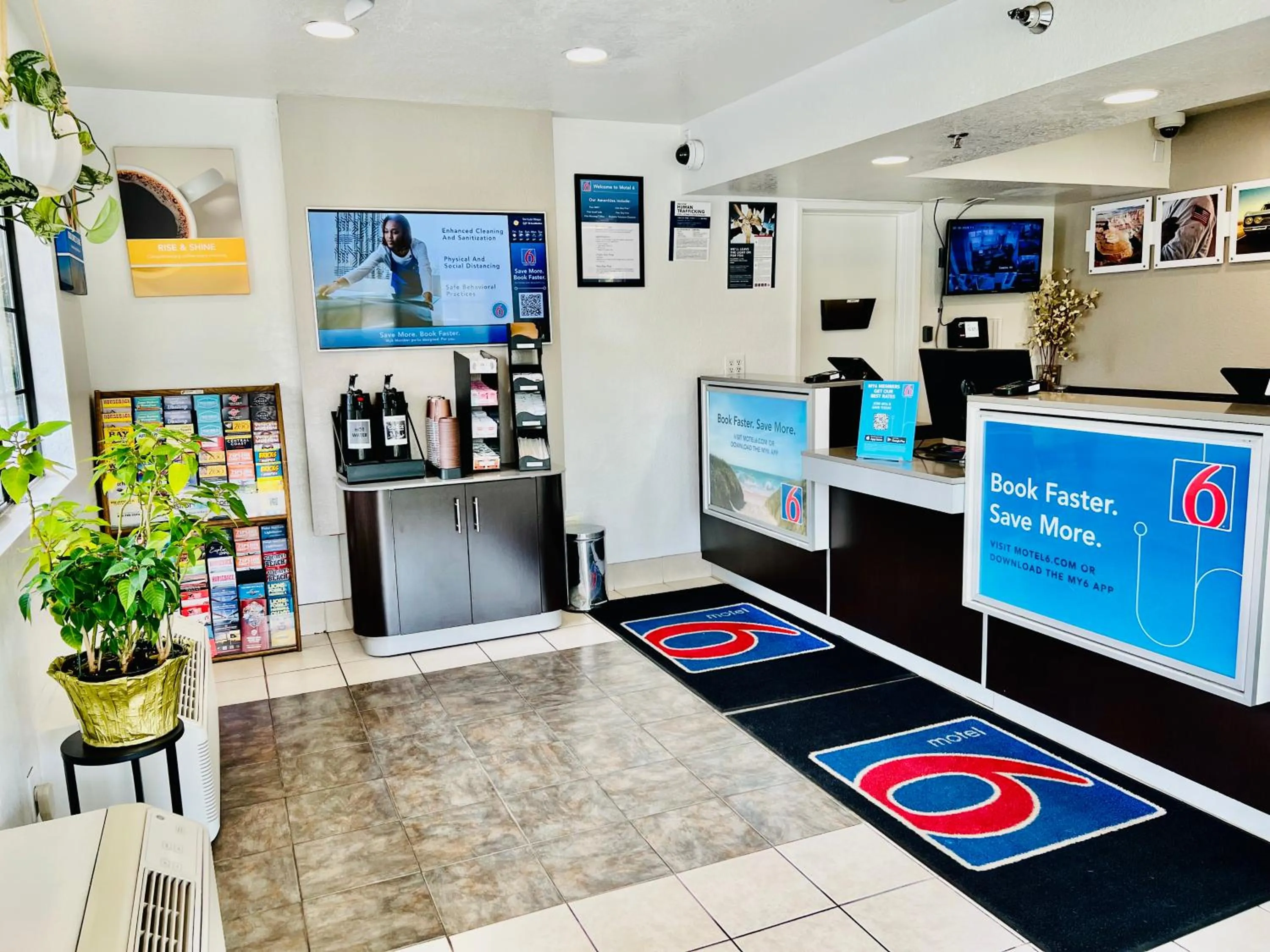 Lobby or reception in Motel 6-San Luis Obispo, CA - South