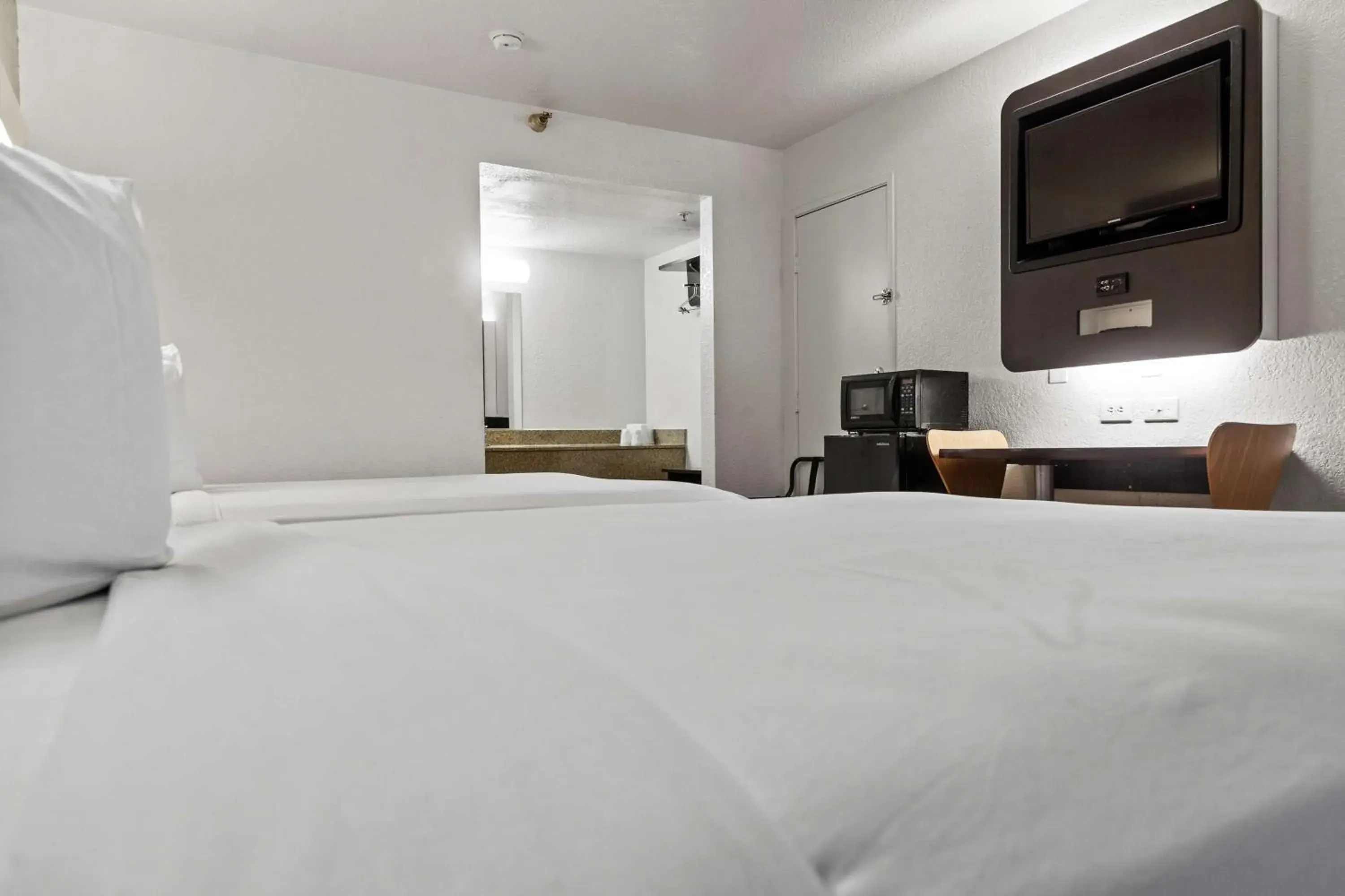 Deluxe Queen Room with Two Queen Beds in Motel 6-San Luis Obispo, CA - South Deluxe Queen Room with Two Queen Beds in Motel 6-San Luis Obispo, CA - South