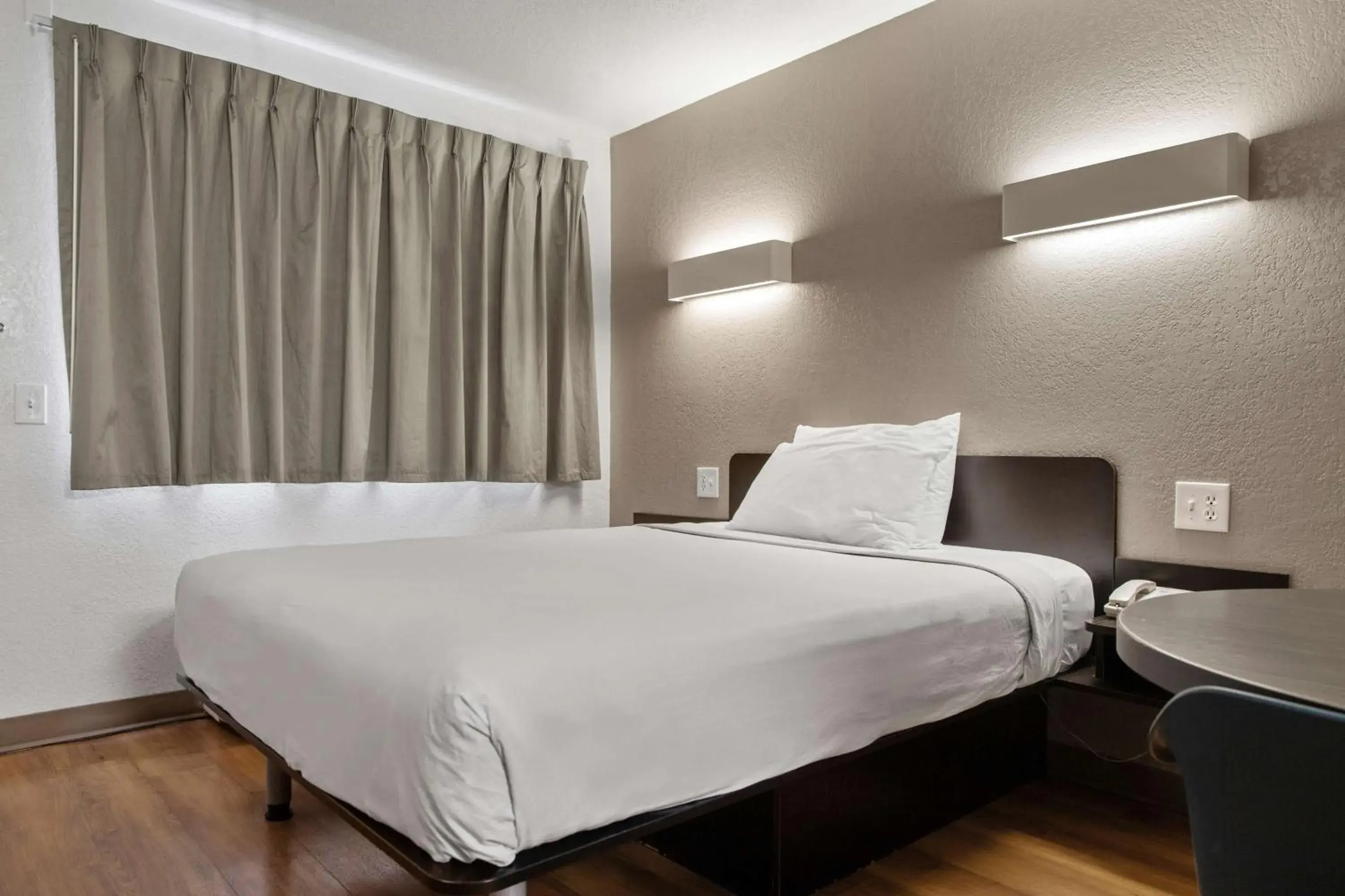 Deluxe Queen Room - Non-Smoking in Motel 6-San Luis Obispo, CA - South Deluxe Queen Room - Non-Smoking in Motel 6-San Luis Obispo, CA - South