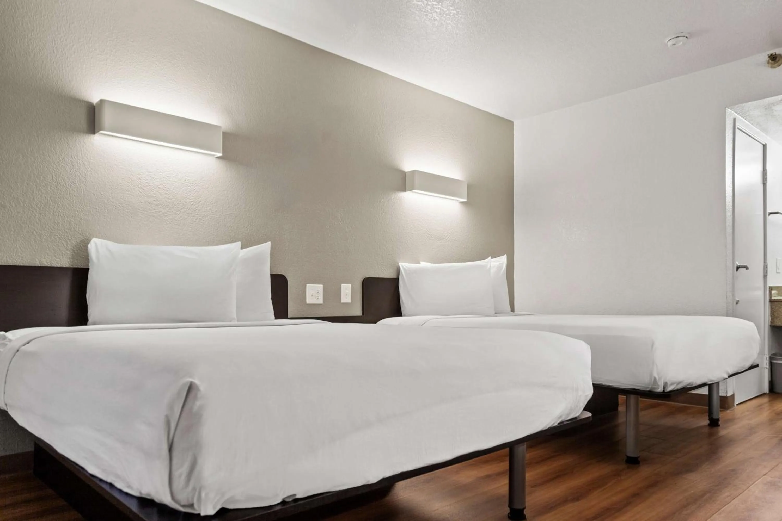 Bedroom, Bed in Motel 6-San Luis Obispo, CA - South