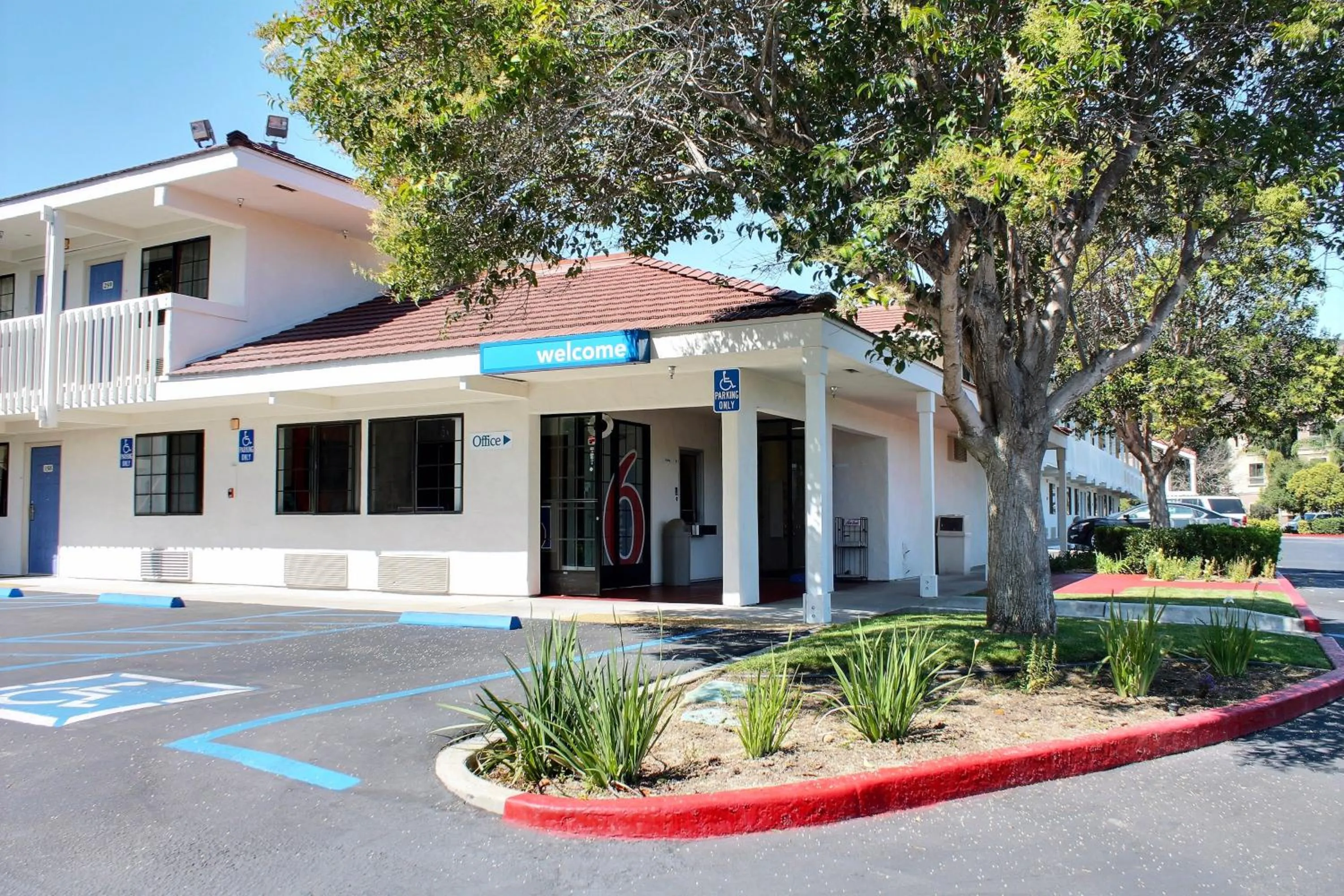 Facade/entrance in Motel 6-San Luis Obispo, CA - South