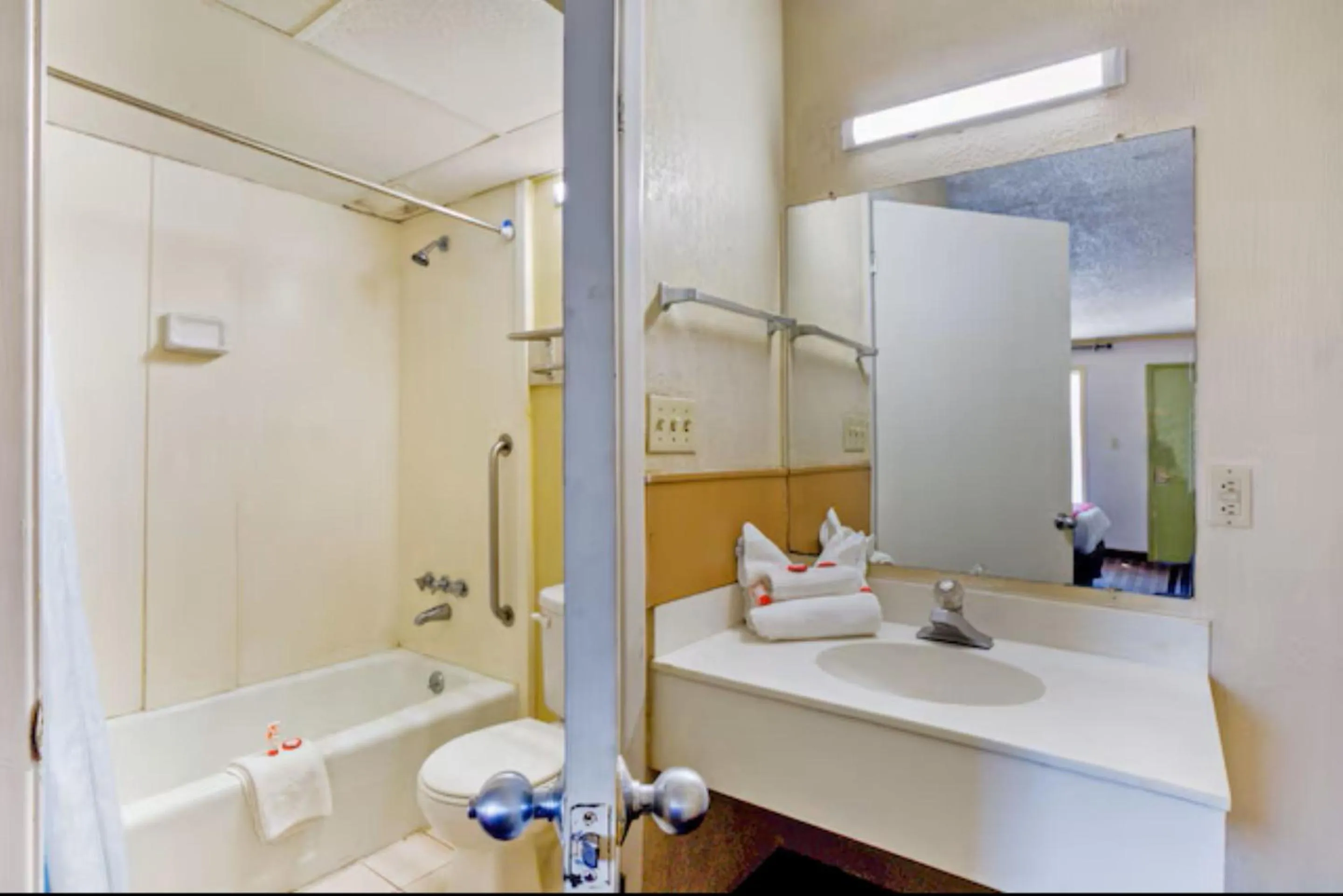 Bathroom in OYO Hotel Pensacola I-10 & Hwy 29