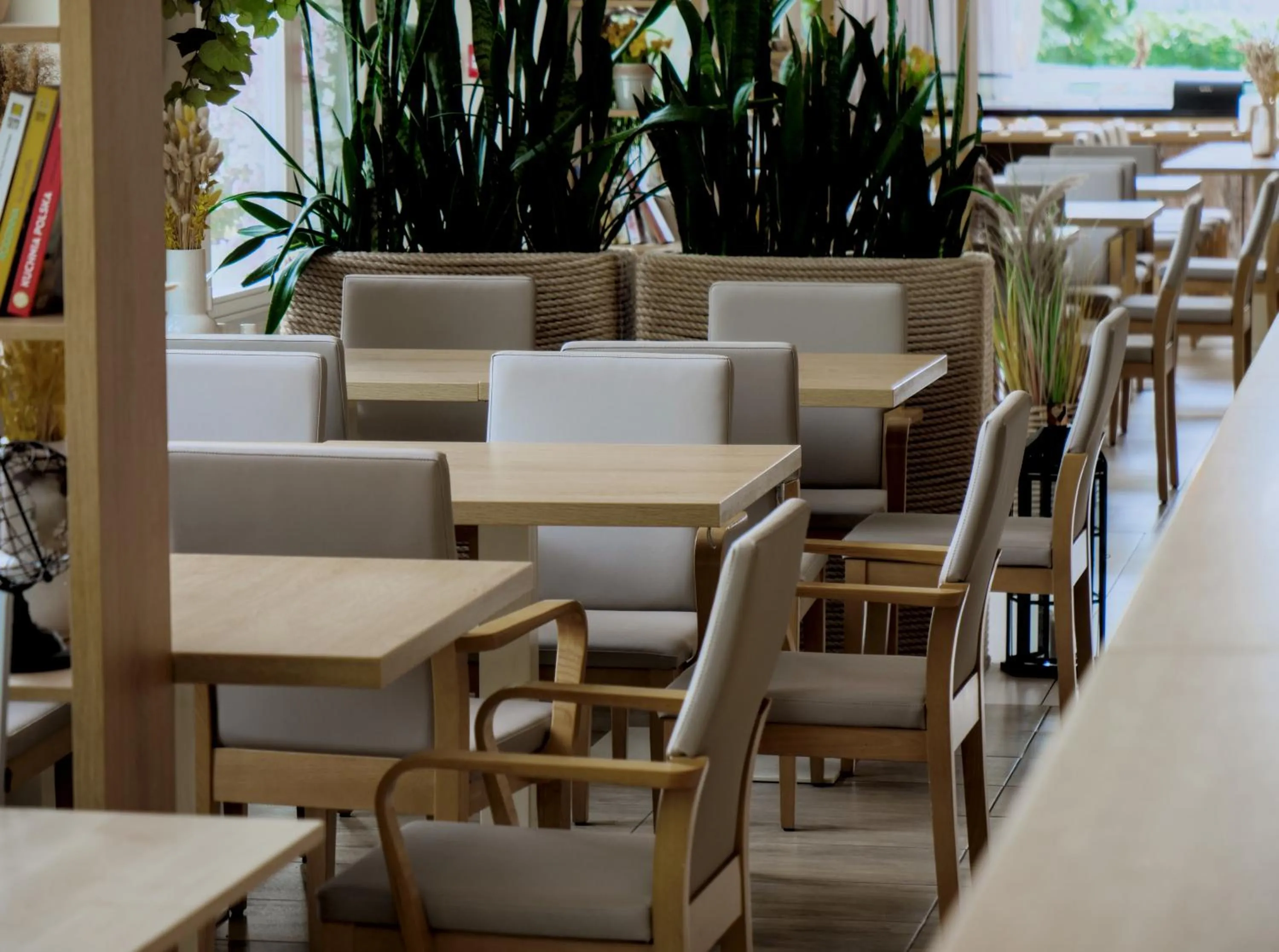 Restaurant/places to eat in Hotel Eureka