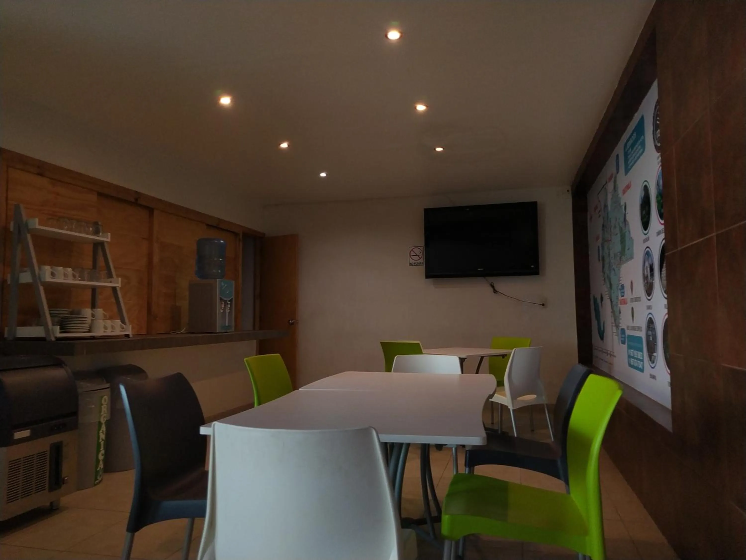 Restaurant/places to eat in Hotel Brisas Express