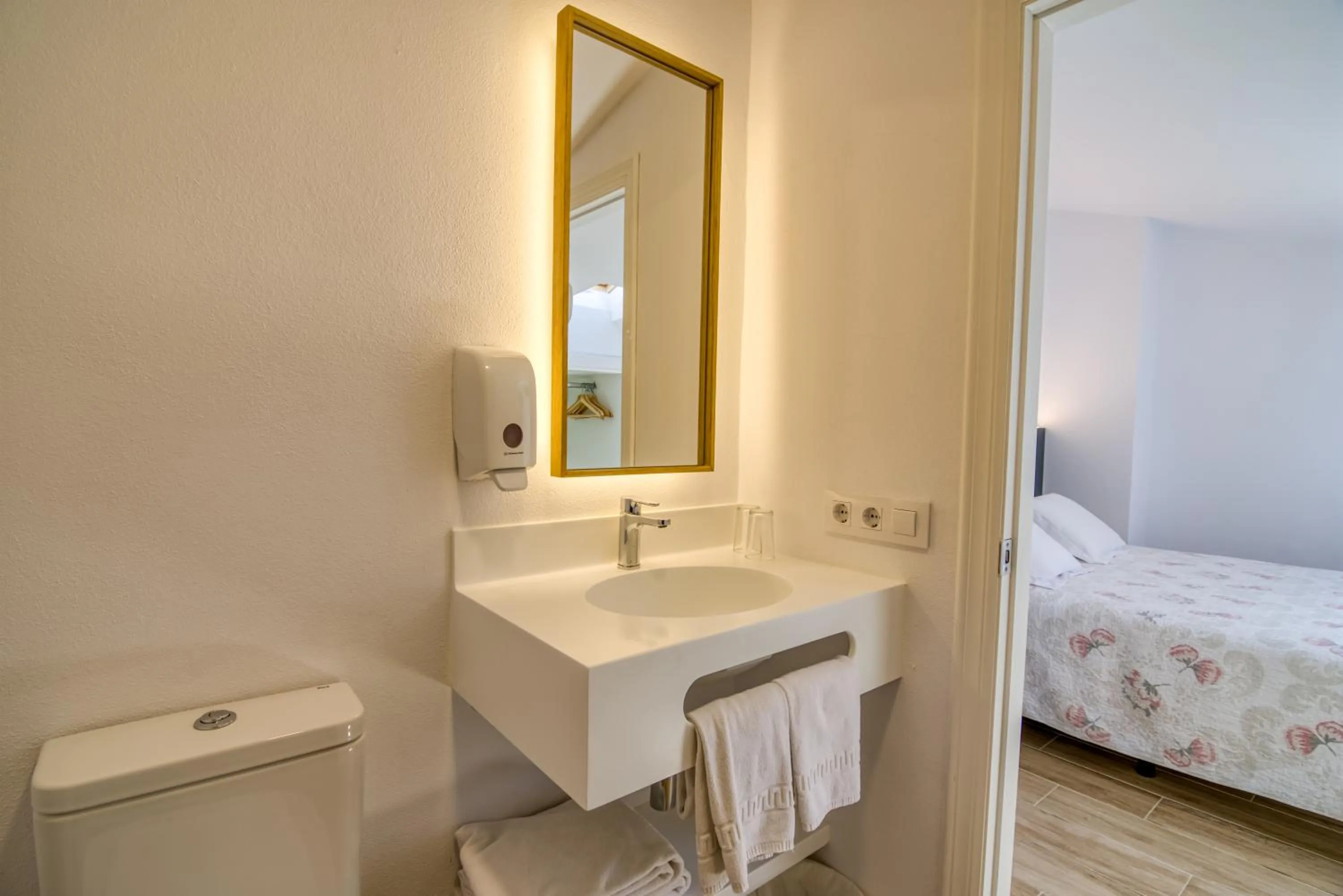 Bedroom, Bed in Hostal La Isla